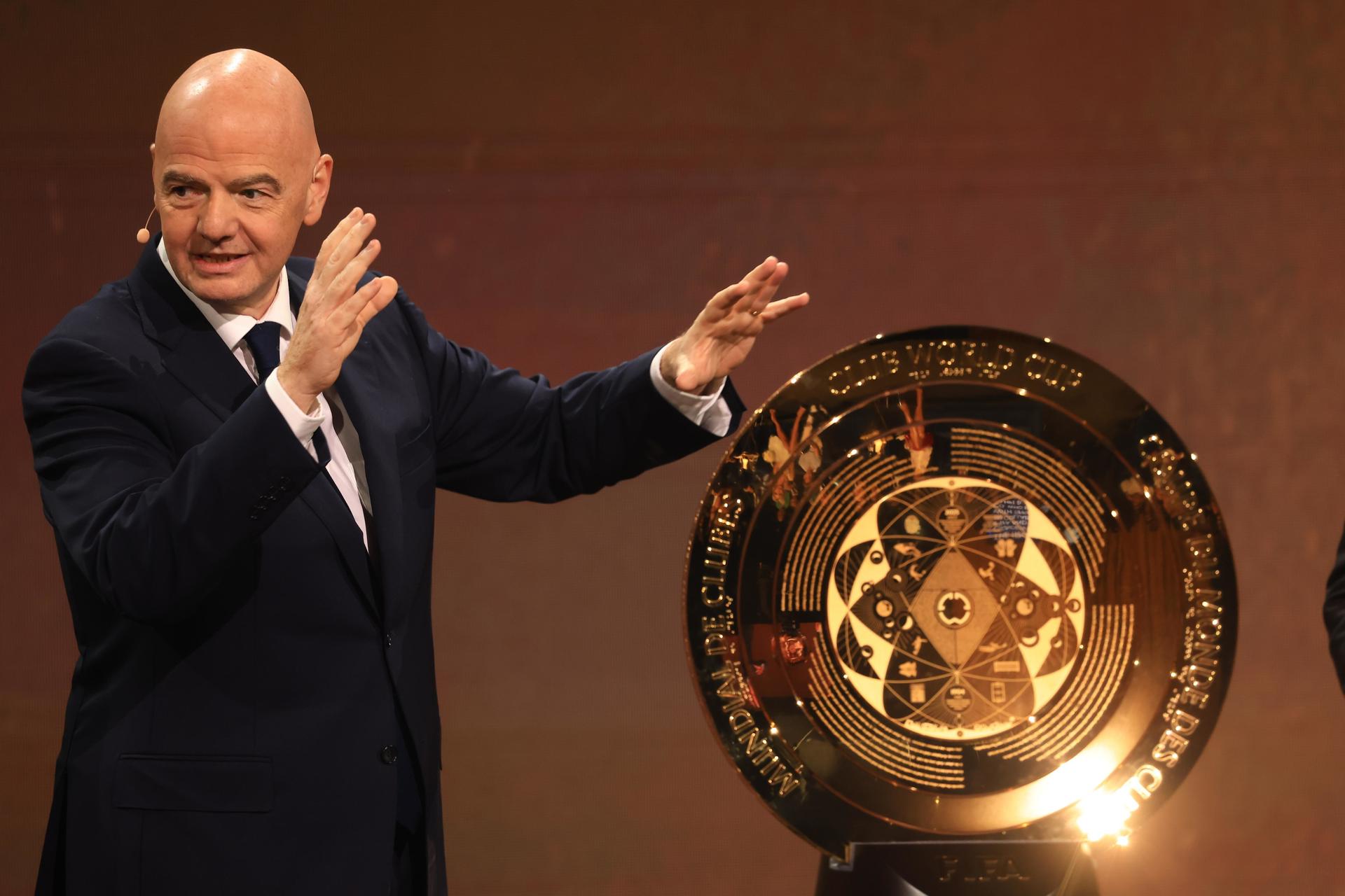 El Presidente de la FIFA, Giani Infantino, presenta el trofeo del Mundial de Clubes, durante la ceremonia del sorteo de la competición celebrado el 5 de diciembre de 2024 en Miami (EE.UU.) EFE/EPA/CRISTOBAL HERRERA-ULASHKEVICH