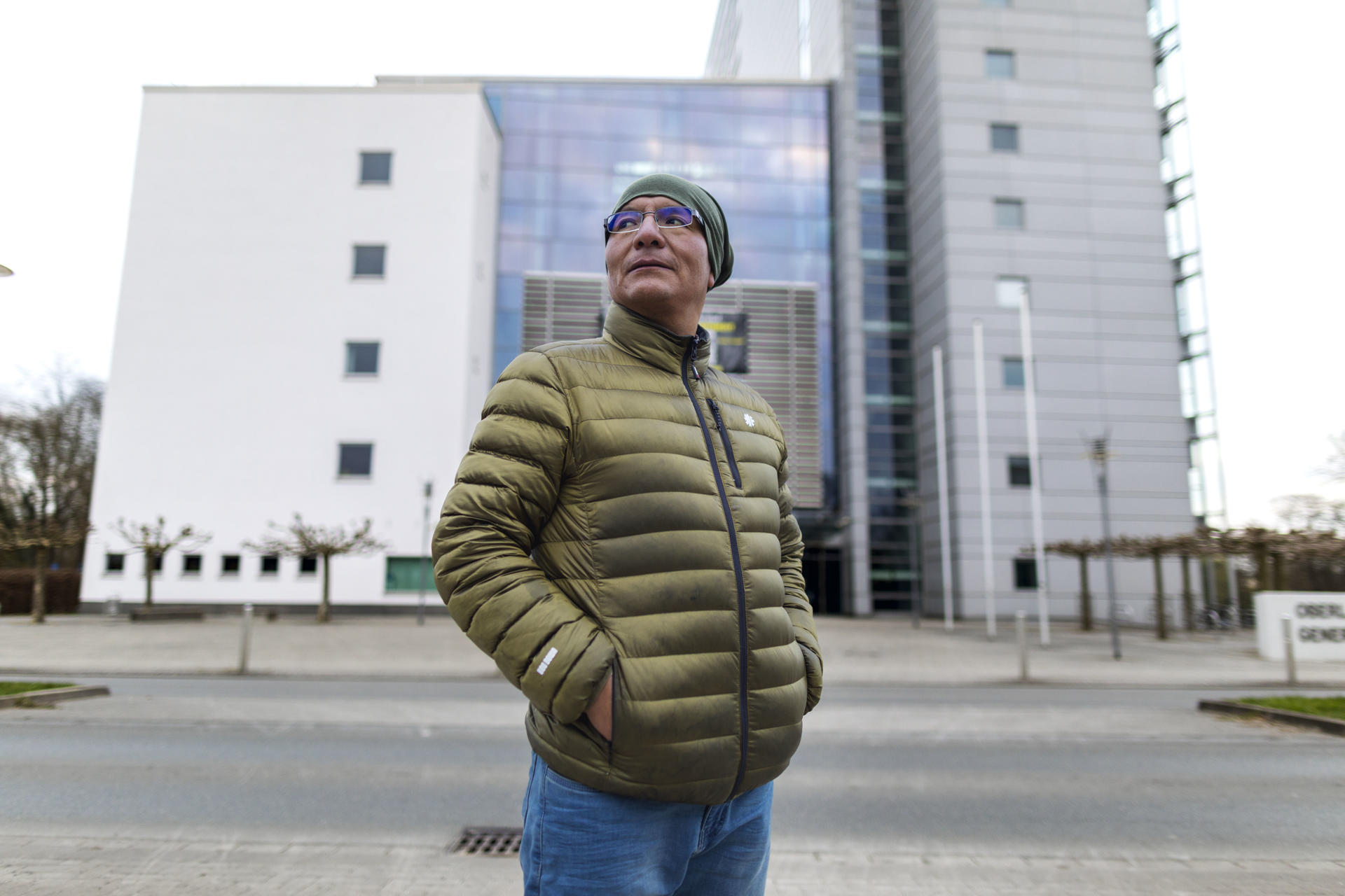 La Justicia alemana comenzó este lunes a juzgar de nuevo la demanda civil presentada por el guía de montaña peruano Saúl Luciano Lliuya (en la imagen) contra la energética germana RWE, en lo que el denunciante espera desemboque en una sentencia histórica que permita multar a grandes emisores que aceleran el cambio climático, incluido el deshielo del glaciar cercano a su comunidad en los Andes. EFE/Germanwatch/Alexander Luna -SOLO USO EDITORIAL/SOLO DISPONIBLE PARA ILUSTRAR LA NOTICIA QUE ACOMPAÑA (CRÉDITO OBLIGATORIO)-