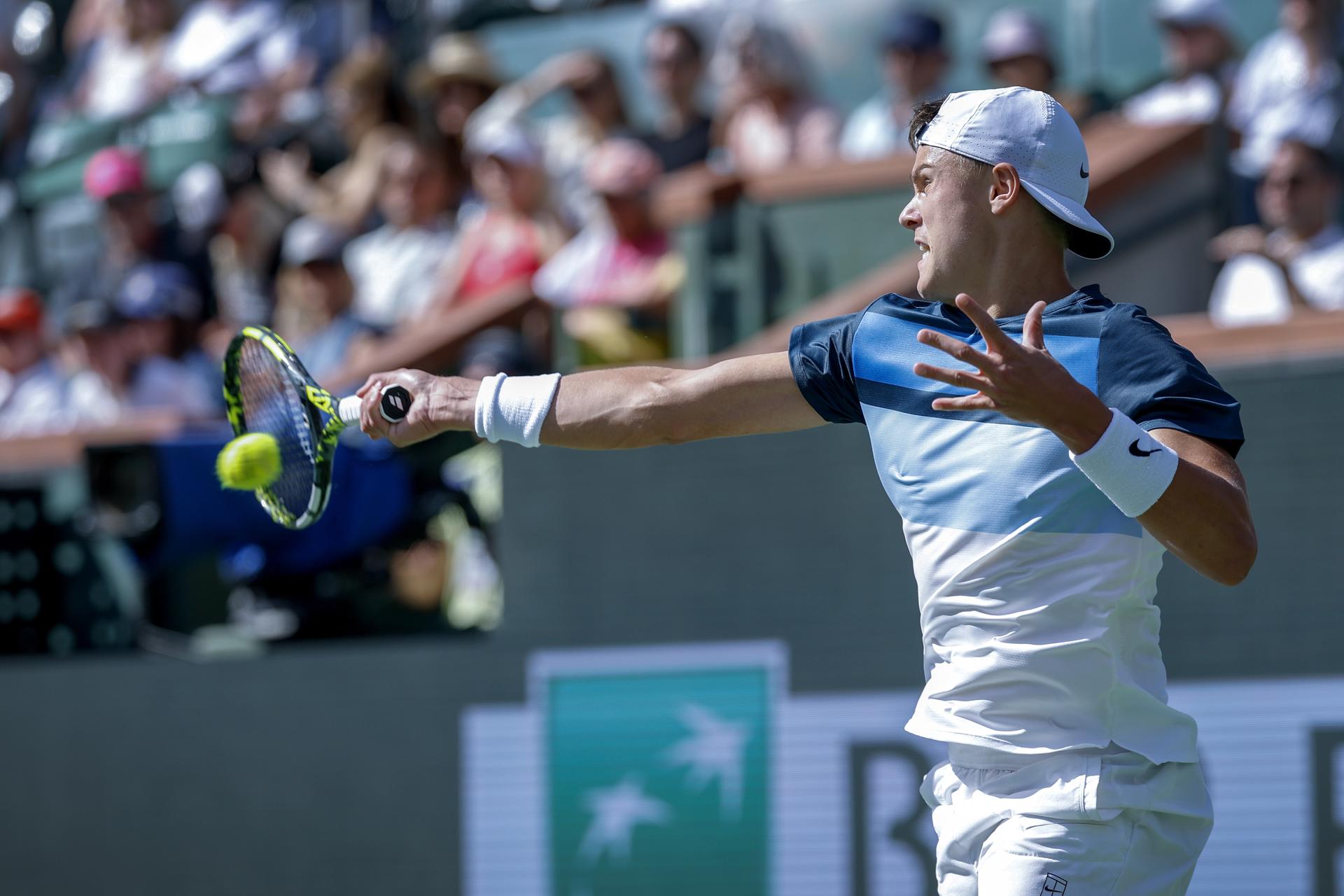 Holger Rune de Dinamarca en acción contra Jack Draper de Gran Bretaña durante el partido final de Indian Wells. EFE/EPA/JOHN G. MABANGLO