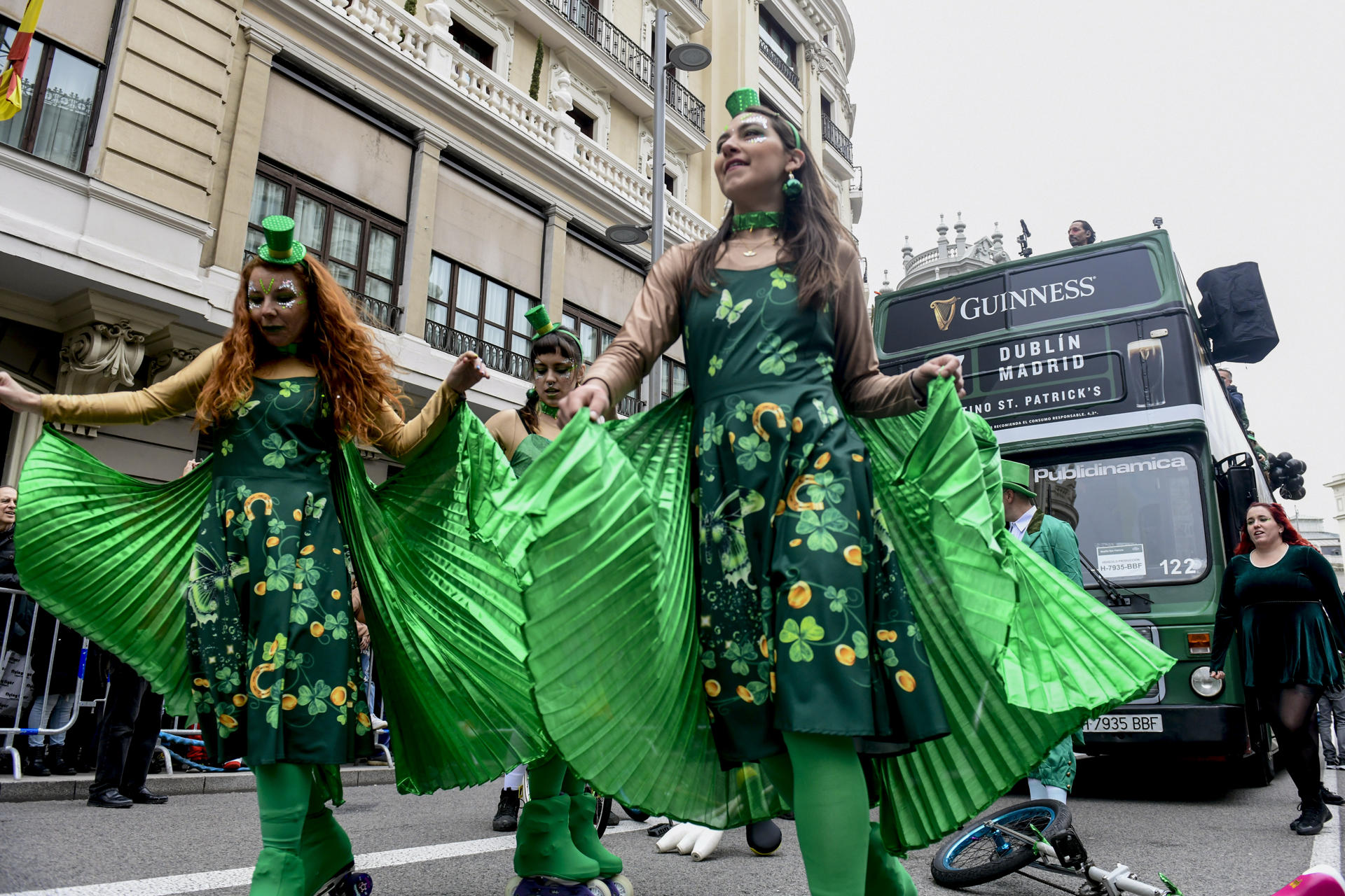Un momento de la tercera edición del Desfile de San Patricio de Madrid al que asisten unos 600 gaiteros y más de 1.000 participantes, este sábado en la Gran Vía madrileña. EFE/ Víctor Lerena