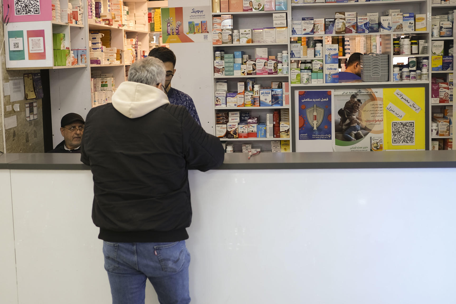 Fotografía de archivo en donde se ve a un hombre que compra medicamentos en una farmacia. EFE/Aydin Shayegan
