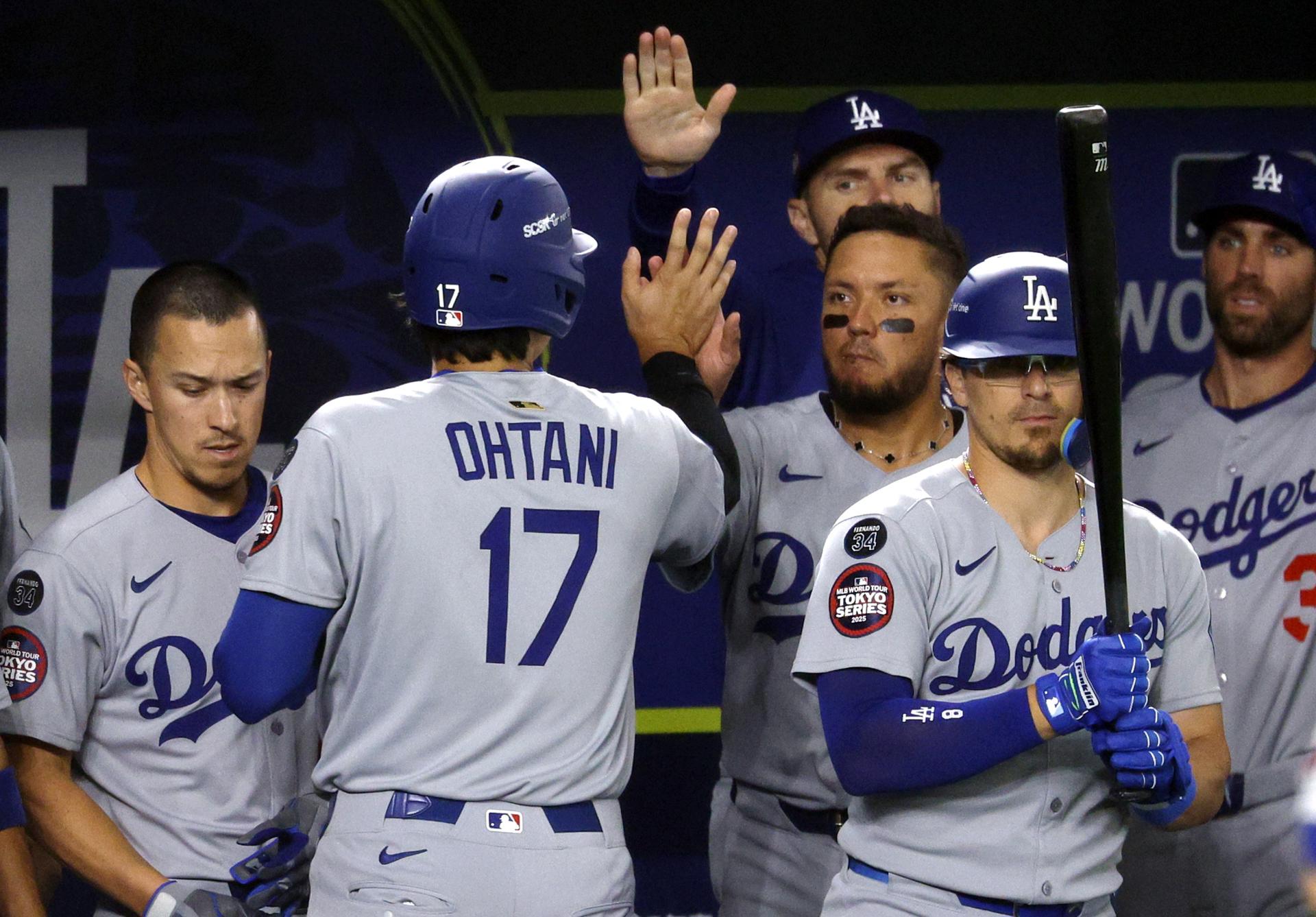 Shohei Ohtani, de Los Angeles Dodgers, celebra con sus compañeros durante el primer partido de la Serie Mundial de las Grandes Ligas de béisbol (MLB),disputado en Tokio ante los Chicago Cubs. EFE/EPA/FRANCK ROBICHON