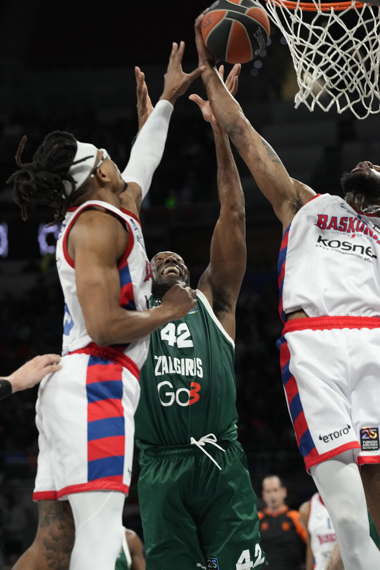 El pívot estadounidense de Zalgiris Kaunas Bryant Dunston (c) lucha por el rebote con el pívot estadounidense Donta Hall (d), del Baskonia, en el partido de Euroliga entre el Baskonia y el Zalgiris Kaunas jugado esta noche en el Fernando Buesa Arena de Vitoria. EFE/ADRIAN RUIZ HIERRO