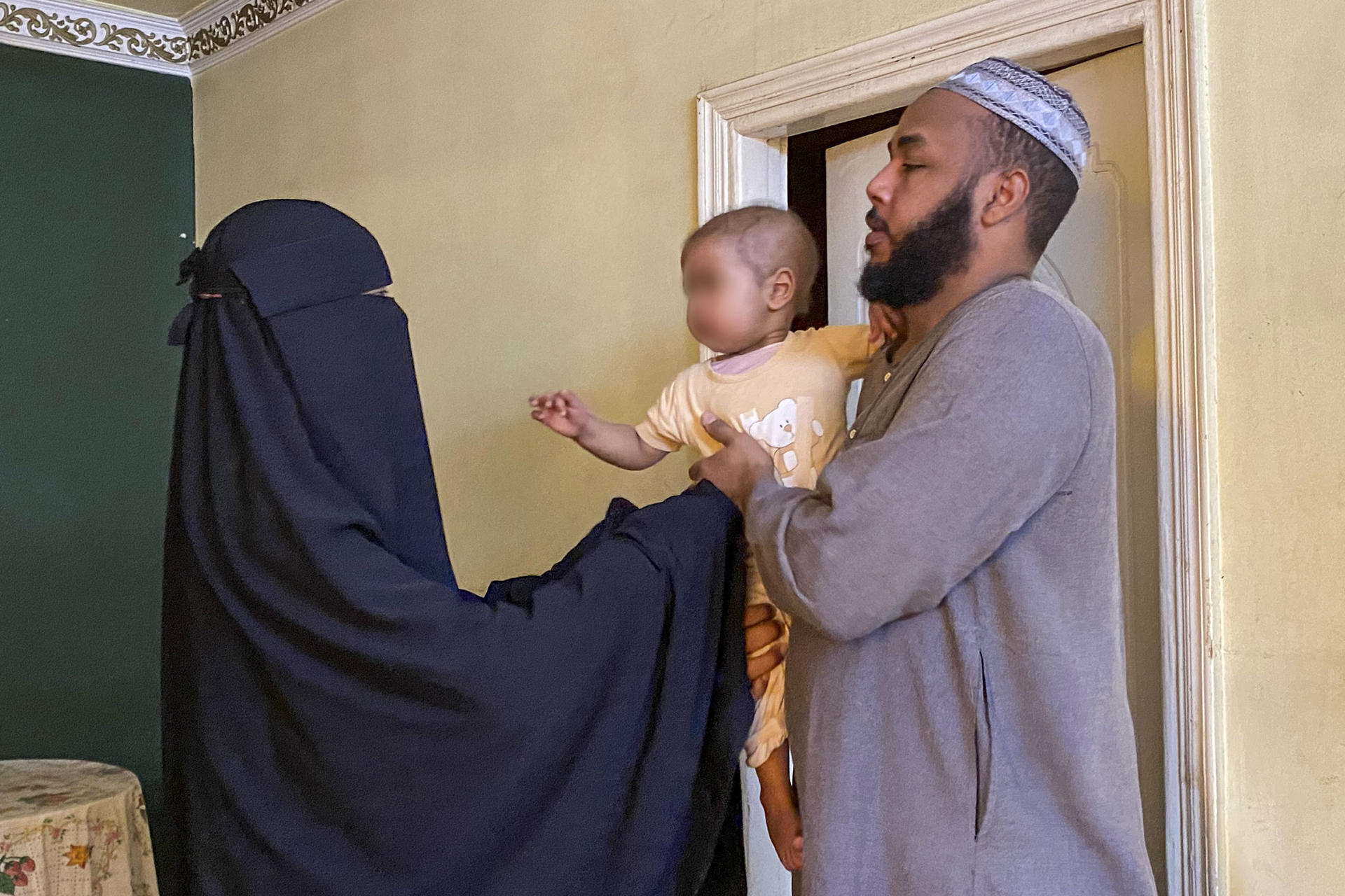 Ayman y Riyan, dos refugiados sudaneses de 33 años en El Cairo, huyeron de la guerra de Sudán en agosto de 2024 con el objetivo de conseguir tratamiento para su hija Nur, con leucemia, pero los recortes de financiación de Estados Unidos amenazan la continuidad de la quimioterapia de la bebé. EFE/ Carles Grau Sivera