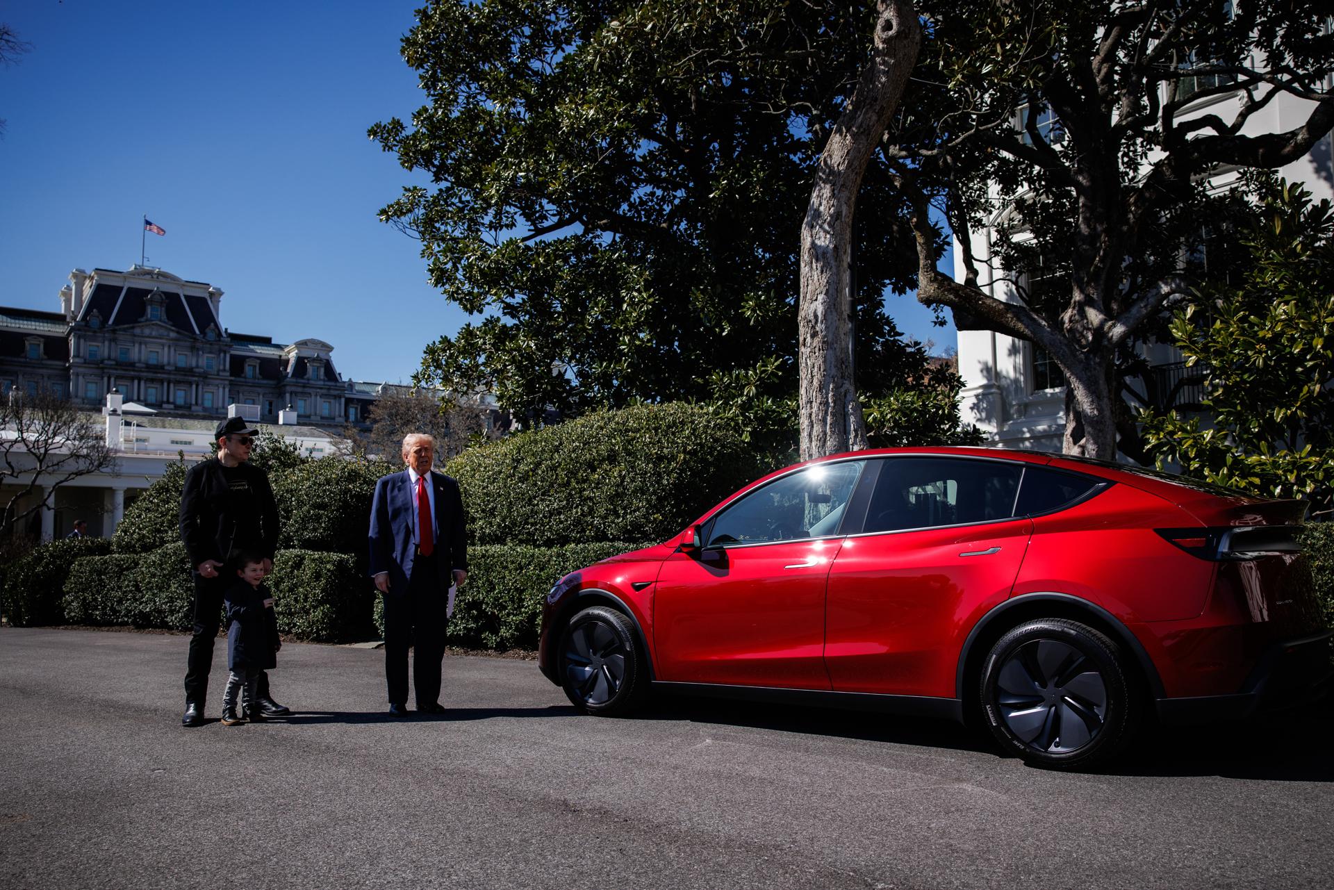 El presidente de Estados Unidos, Donald Trump (derecha), habla frente a un grupo de vehículos Tesla con el director ejecutivo de Tesla y su asesor principal, Elon Musk (izquierda), y su hijo, X, en el jardín sur de la Casa Blanca en Washington, D.C., EE.UU., 11 de marzo de 2025. EFE/EPA/SAMUEL CORUM / POOL