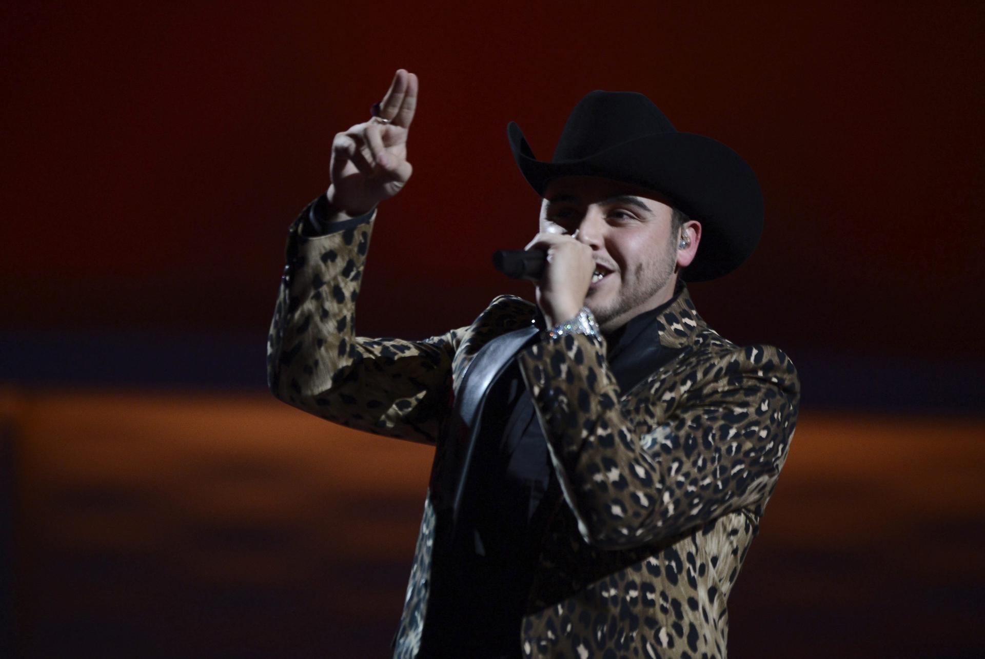 Fotografía de archivo en la que se registró al cantante estadounidense de ascendencia mexicana Gerardo Ortiz, durante la decimotercera edición de los Premios Grammy Latino, en Las Vegas (Nevada, EE.UU.). EFE/Paul Buck