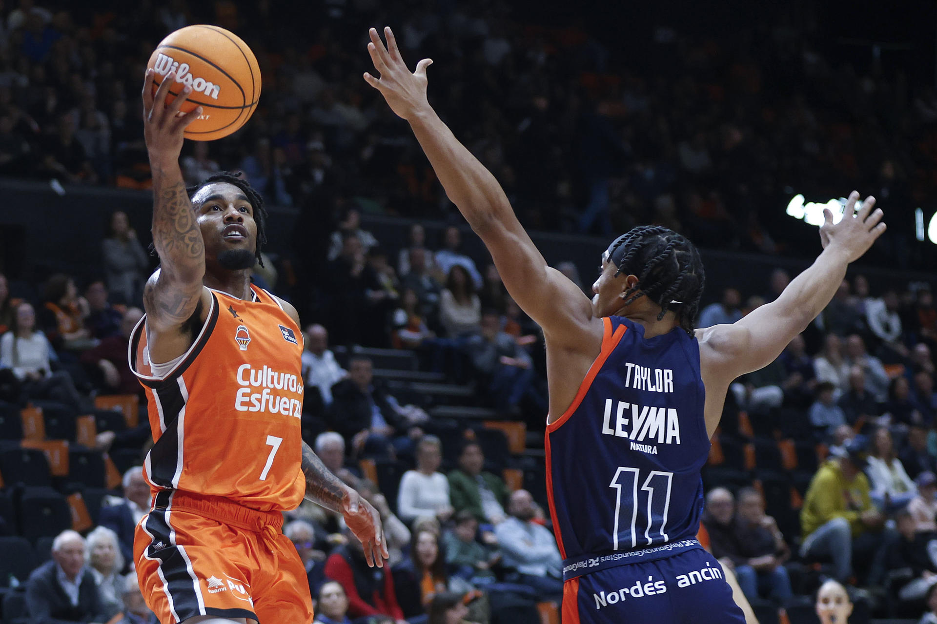 Chris Jones (i), del Valencia, y Brandon Taylor, del Leyma Coruña, durante el partido de baloncesto correspondiente a la J24 de la Liga Endesa, disputado en el pabellón de la fuente San Luis de Valencia, entre Valencia Basket y Leyma Coruña. EFE/Miguel Ángel Polo.