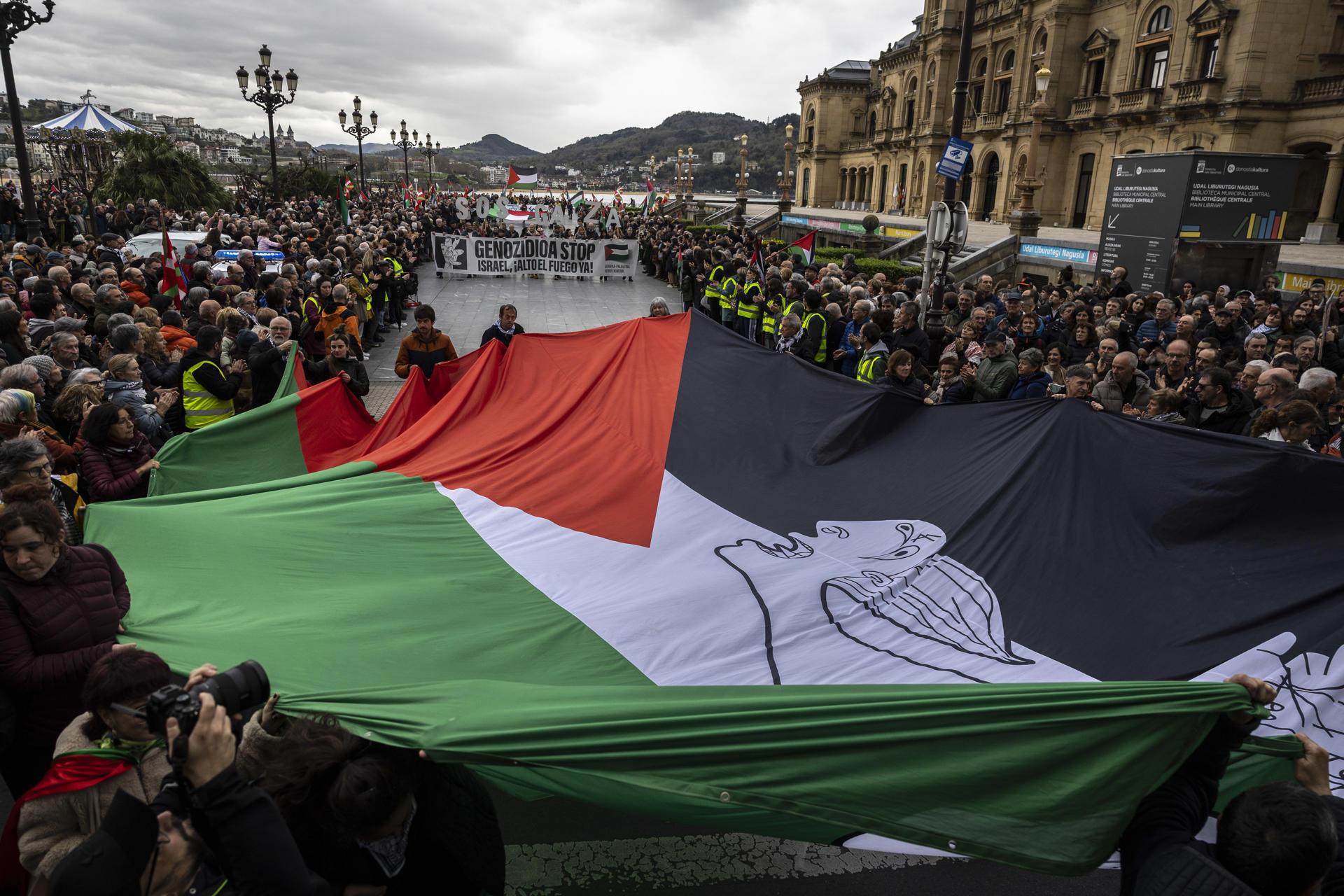 Una manifestación para exigir a Israel que cese los ataques contra Gaza convocada este sábado por la iniciativa 'Gernika-Palestina' recorre las calles de San Sebastián (País Vasco). EFE/Javier Etxezarreta