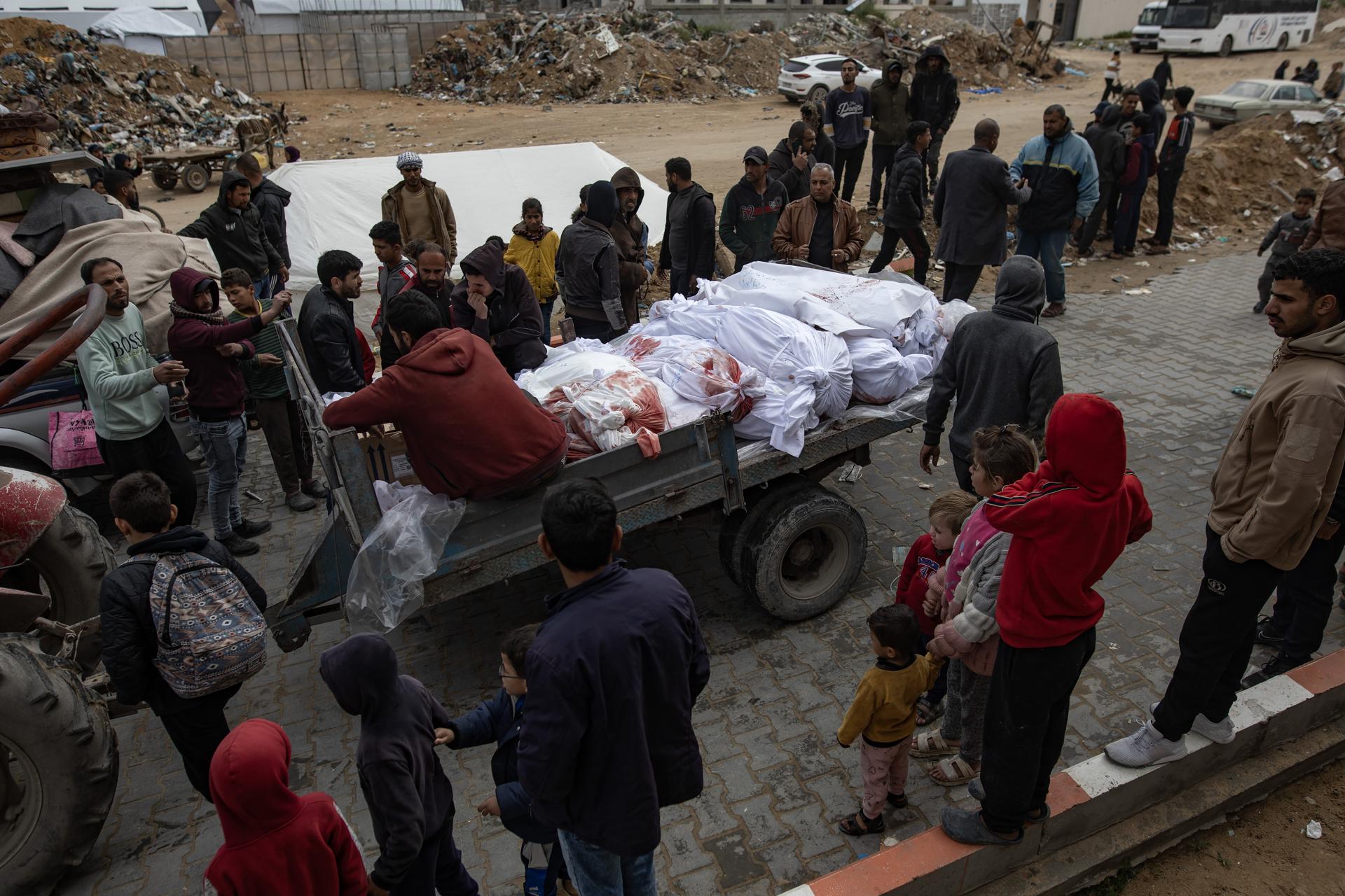 Palestinos junto a los cuerpos de familiares muertos en los bombardeos aéreos israelíes durante la noche en el norte de la Franja de Gaza, frente al Hospital Indonesio en Beit Lahia, 20 de marzo de 2025. EFE/EPA/HAITHAM IMAD