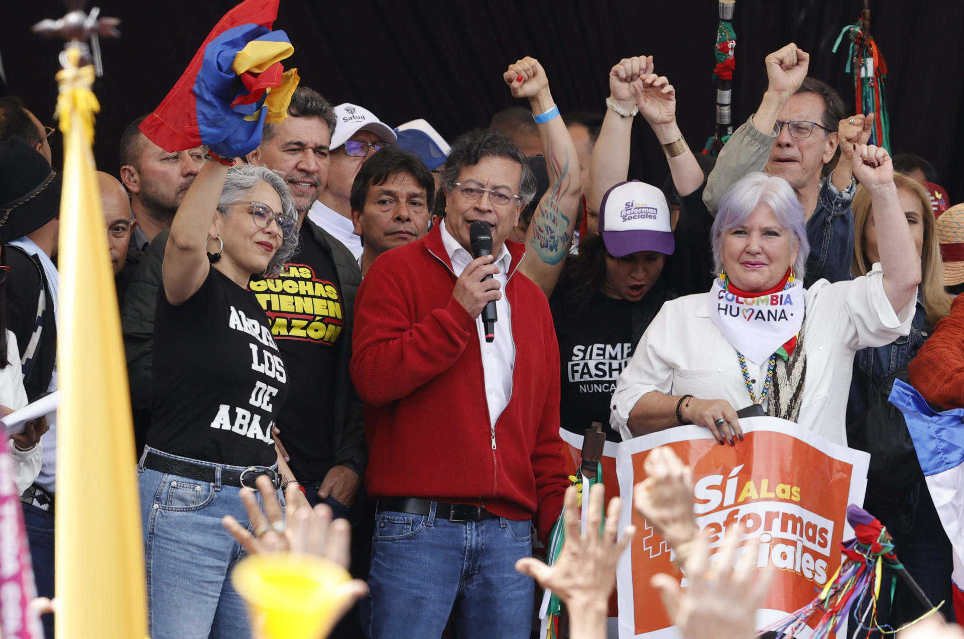 El presidente de Colombia, Gustavo Petro, habla este martes, en la Plaza de Bolivar de Bogotá (Colombia). EFE/ Mauricio Dueñas Castañeda