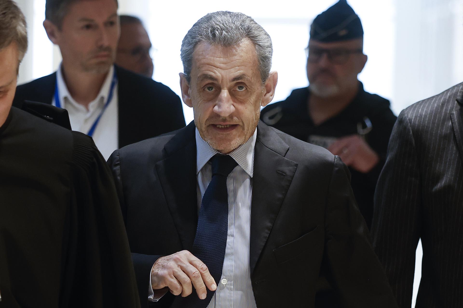El ex presidente francés Nicolas Sarkozy (C) llega al tribunal en París, Francia, 27 de marzo de 2025. Sarkozy y otras doce personas, incluidos tres exministros, son juzgados por conspiración criminal para recibir fondos para la campaña presidencial de 2007 del régimen del fallecido líder libio Muamar Gadafi. Nicolas Sarkozy ya ha sido condenado en dos ocasiones, en dos casos distintos, desde que dejó el cargo en 2012. El juicio durará hasta el 10 de abril. (Francia) EFE/EPA/YOAN VALAT
