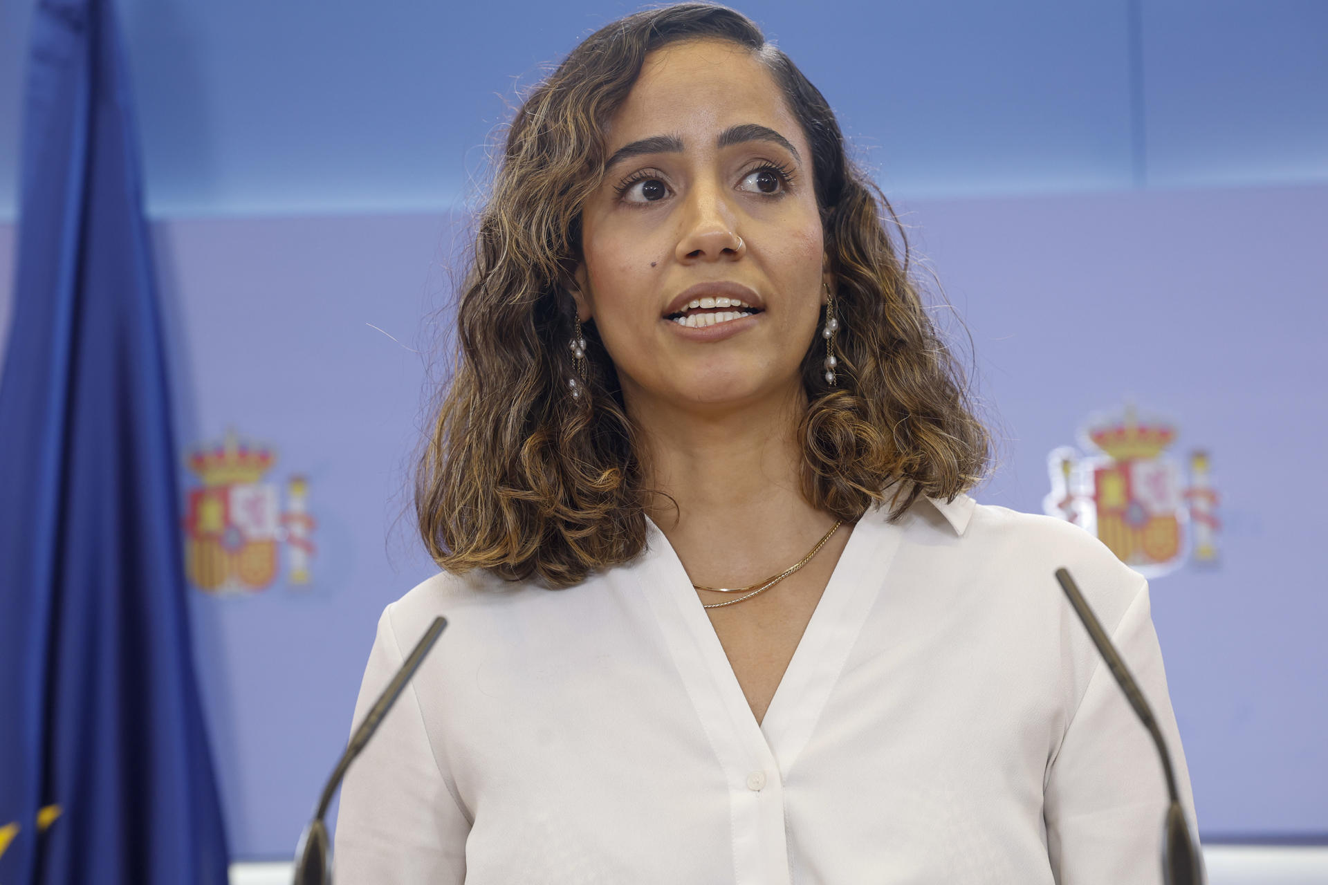 La diputada de Sumar Tesh Sidi durante la rueda de prensa que ha ofrecido este martes en el Congreso, que acoge reunión de la Mesa y de la Junta de Portavoces. EFE/ J.P.Gandul