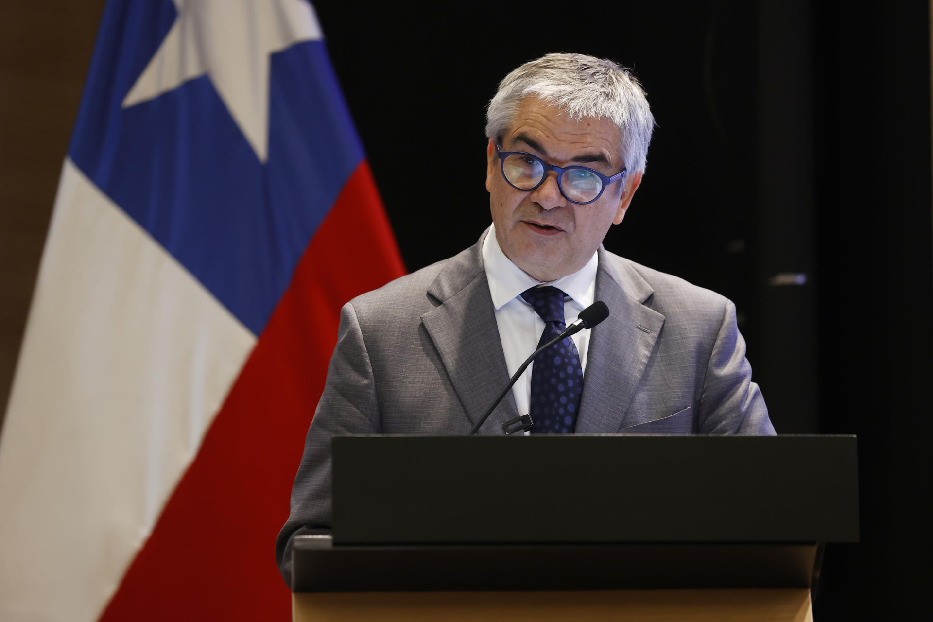 Fotografía de archivo en la que se registró al ministro de Hacienda de Chile, Mario Marcel, durante un acto público, Santiago de Chile. EFE/Elvis González
