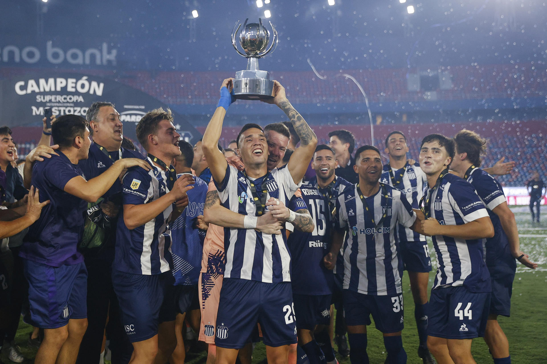 Gastón Benavídez (c) de Talleres celebra con el trofeo al ganar la Supercopa Internacional. EFE/ Juan Pablo Pino