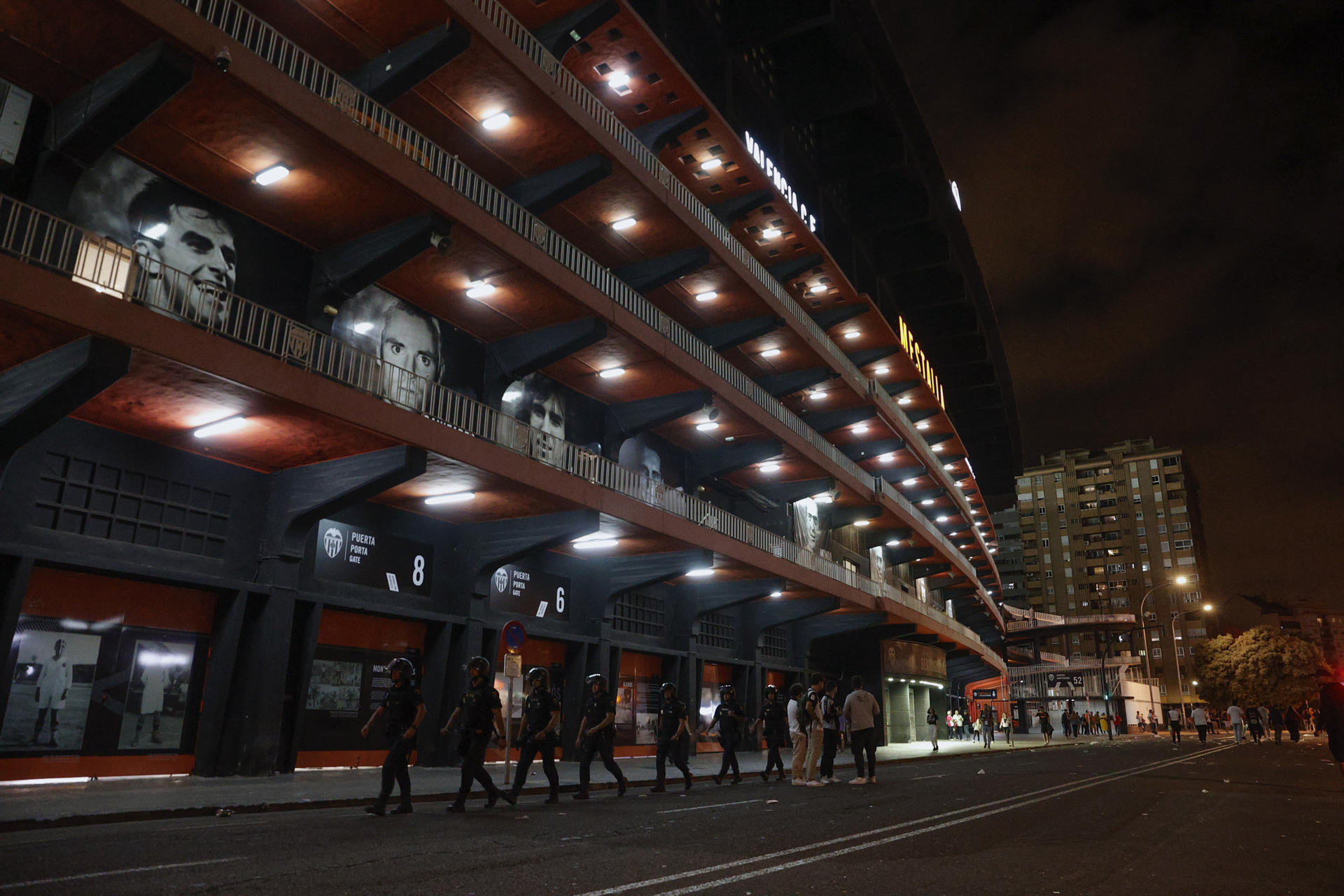 Foto de archivo de miembros de la Policía Nacional en los exteriores del estadio de Mestalla. EFE / Manuel Bruque.