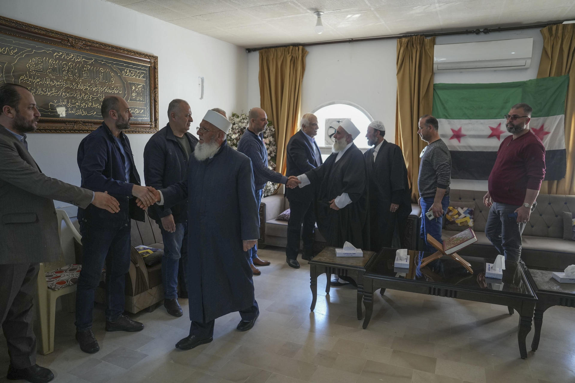 Clérigos alauitas dan sus condolencias por las víctimas asesinadas la semana pasada en el barrio predominantemente alauita de Damsarkho, en las afueras de la gobernación de Latakia, el 13 de marzo. EFE/ Yahya Nemah