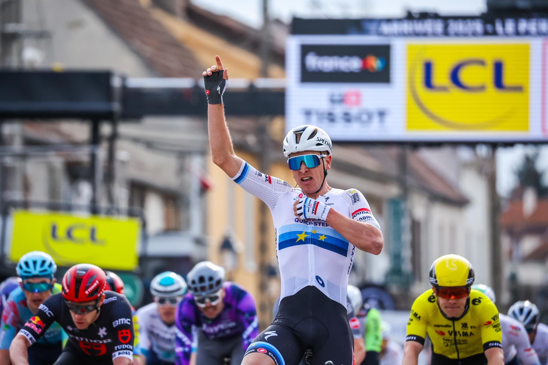 El ciclista belga Tim Merlier (c), del Soul Quick-Step, celebra su victoria en la 1ª etapa de la París-Niza EFE/EPA/CHRISTOPHE PETIT TESSON