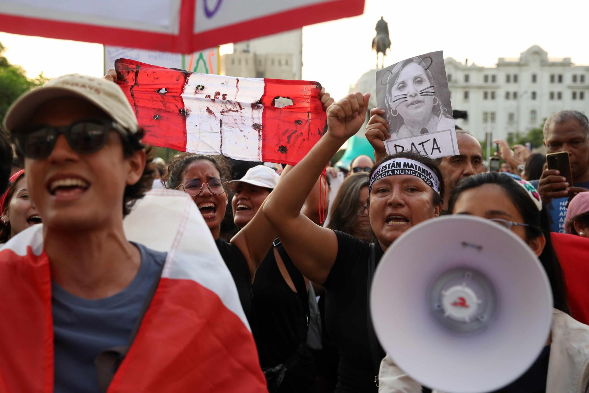 Personas participan en una manifestación este viernes, en Lima (Perú). Populares cantantes peruanos de grupos de cumbia y salsa se unieron a la marcha contra la inseguridad ciudadana en Lima. EFE/ Paolo Aguilar