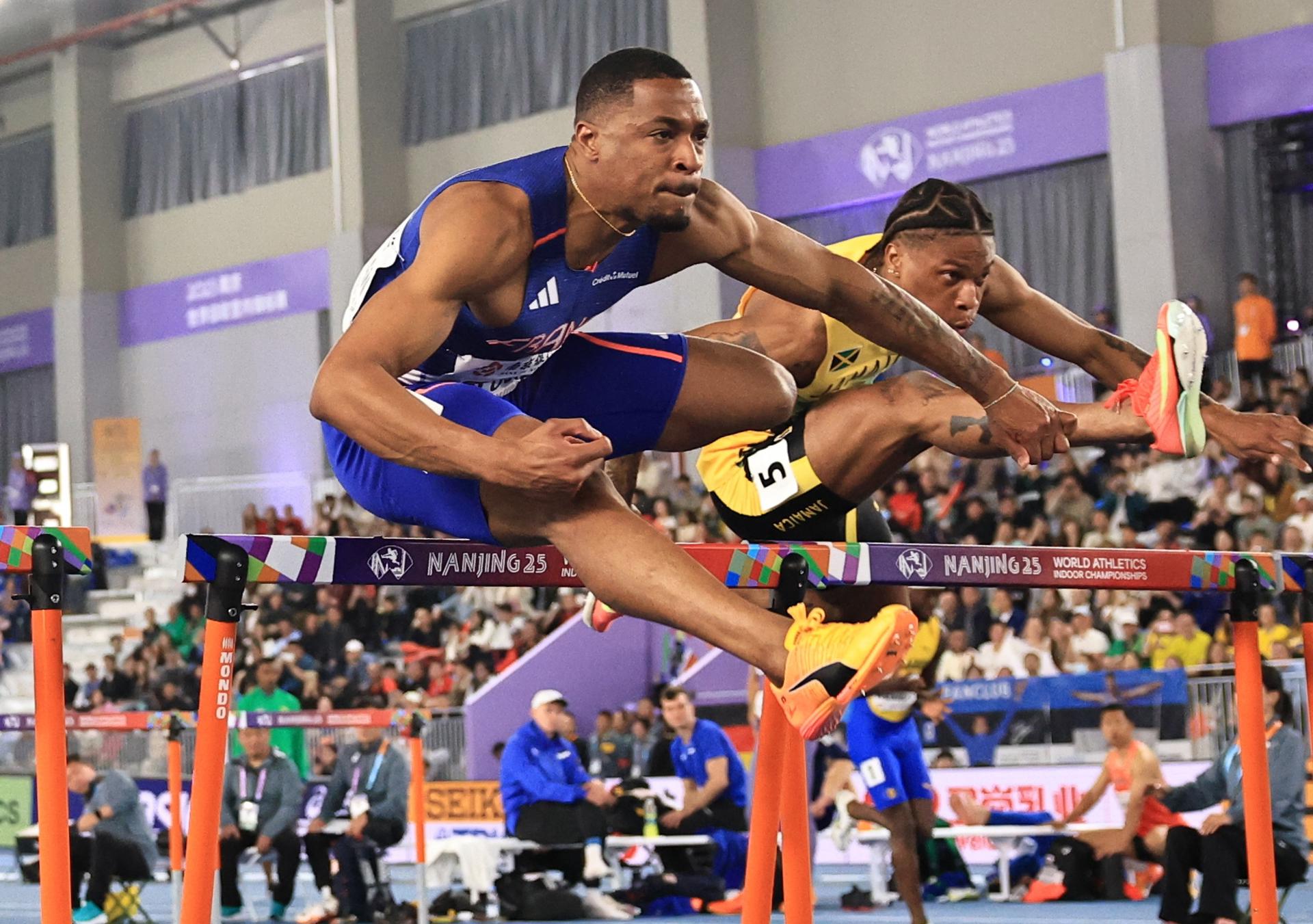Grant Holloway , en la final de 60 metros con vallas de los Mundiales de Atletismo en psta cbierta de Nanjing, China. EFE/EPA/ANDRÉS MARTÍNEZ CASARES