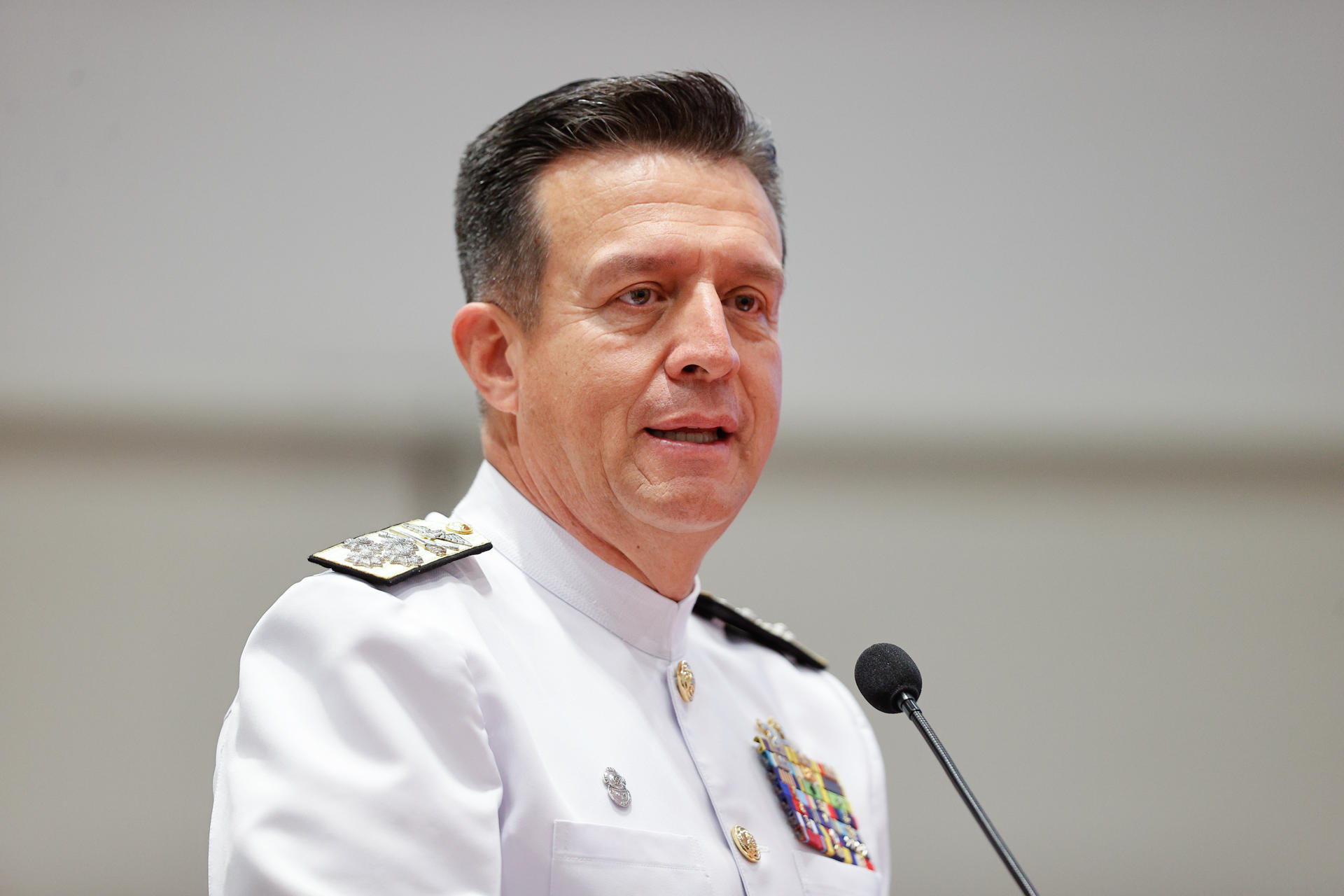 El comandante general de las fuerzas militares de Colombia, Francisco Cubides, habla durante la ceremonia de apertura de la II Ronda de Conversaciones entre altos mandos militares de Paraguay y Colombia este martes, en el Hotel Dazzler en Asunción (Paraguay). EFE/ Juan Pablo Pino