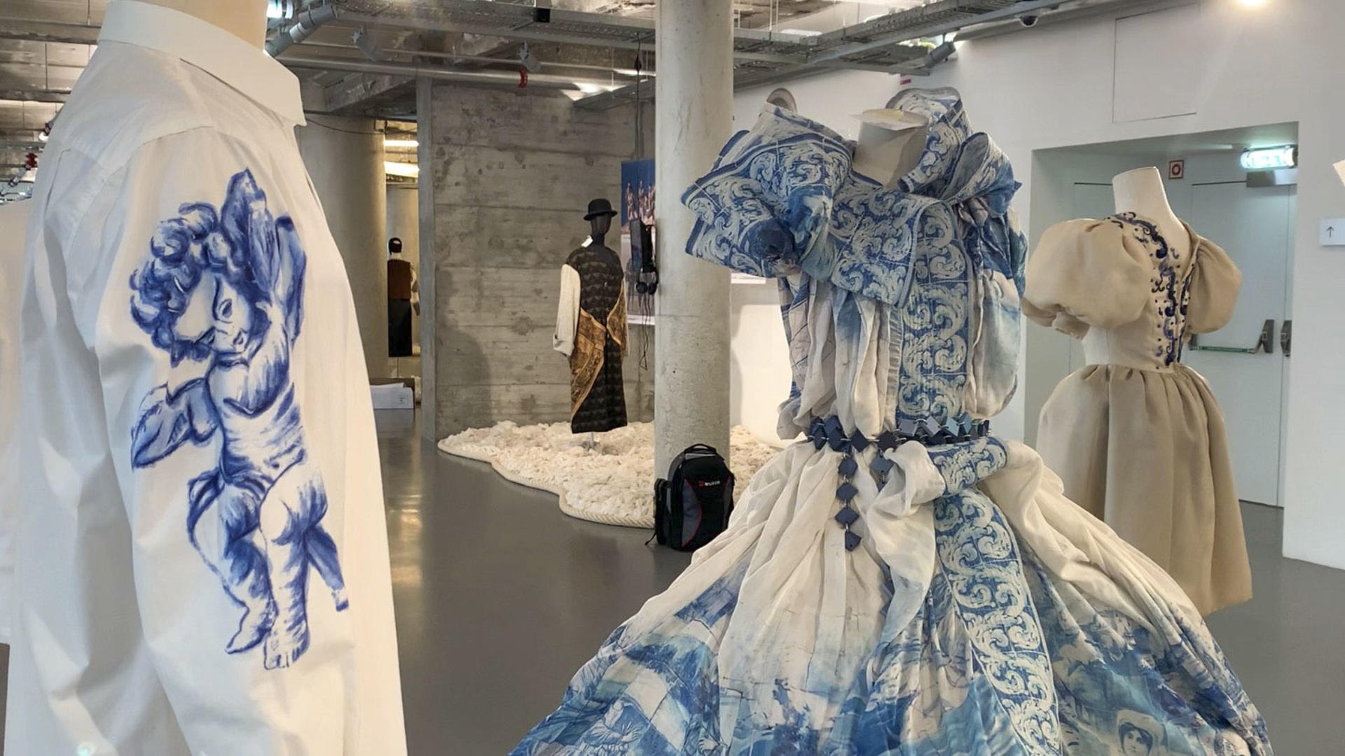 Dos conjuntos inspirados por la fadista Amália Rodrigues en la exposición 'Pop Portugal', que podrá visitarse en el Museo del Diseño de Lisboa (MUDE) entre el 21 de marzo y el 12 de octubre. Vestidos con estampados de azulejos, máscaras folclóricas y referencias a la cultura pop presiden una exposición sobre la identidad y el valor de la moda portuguesa que abre sus puertas al público este viernes en el Museo del Diseño de Lisboa (MUDE). Bajo el título 'Portugal Pop', la muestra propone un recorrido por la evolución de la confección portuguesa a través de 140 prendas, diseños, dibujos y otros objetos elaborados por treinta de los modistos lusos más destacados de los últimos 50 años.
EFE/Carlos Caselles
