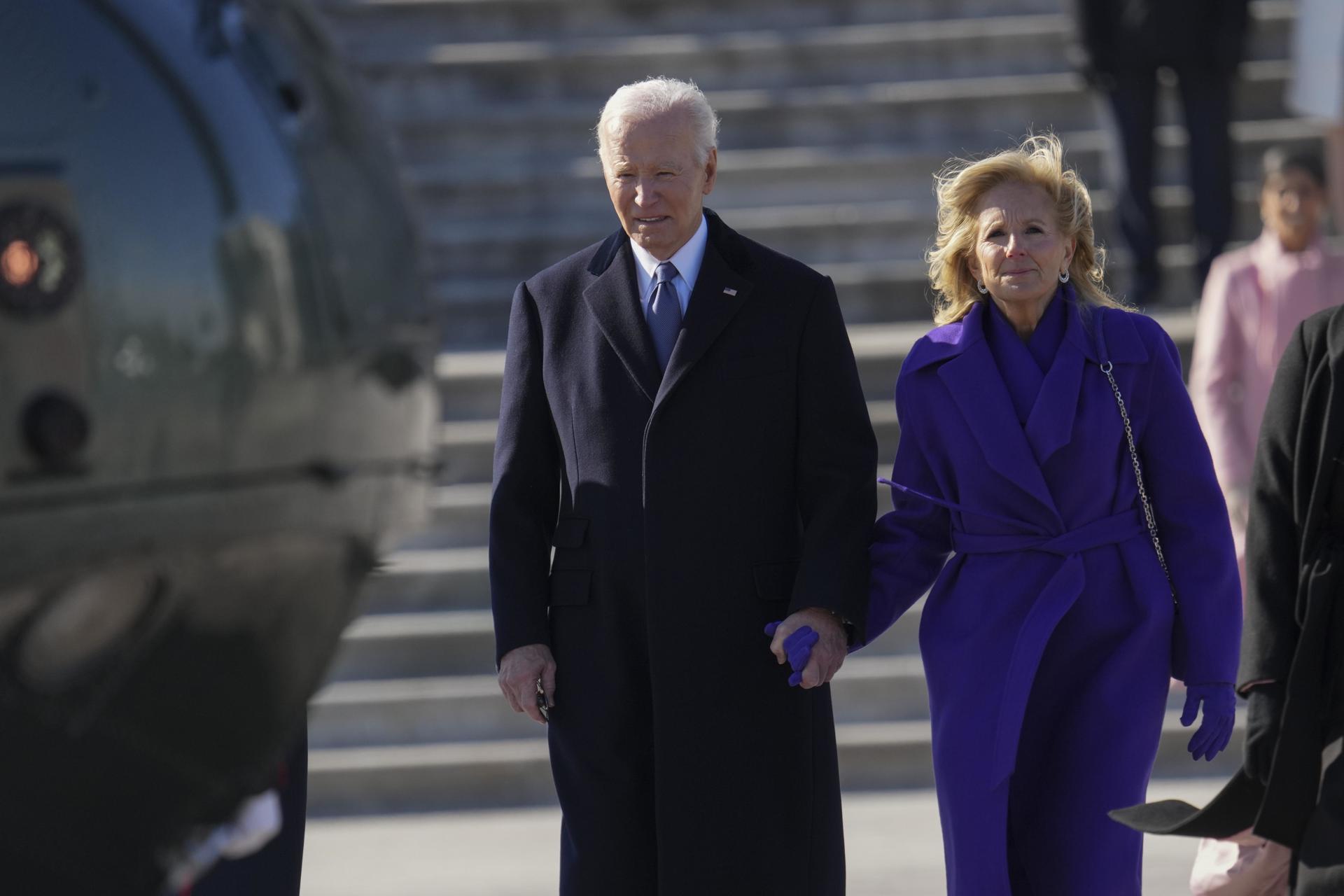 Imagen de archivo del expresidentecde EE.UU. Joe Biden (2021-2025) y su esposa, Jill Biden. EFE/EPA/CHRIS KLEPONIS / POOL