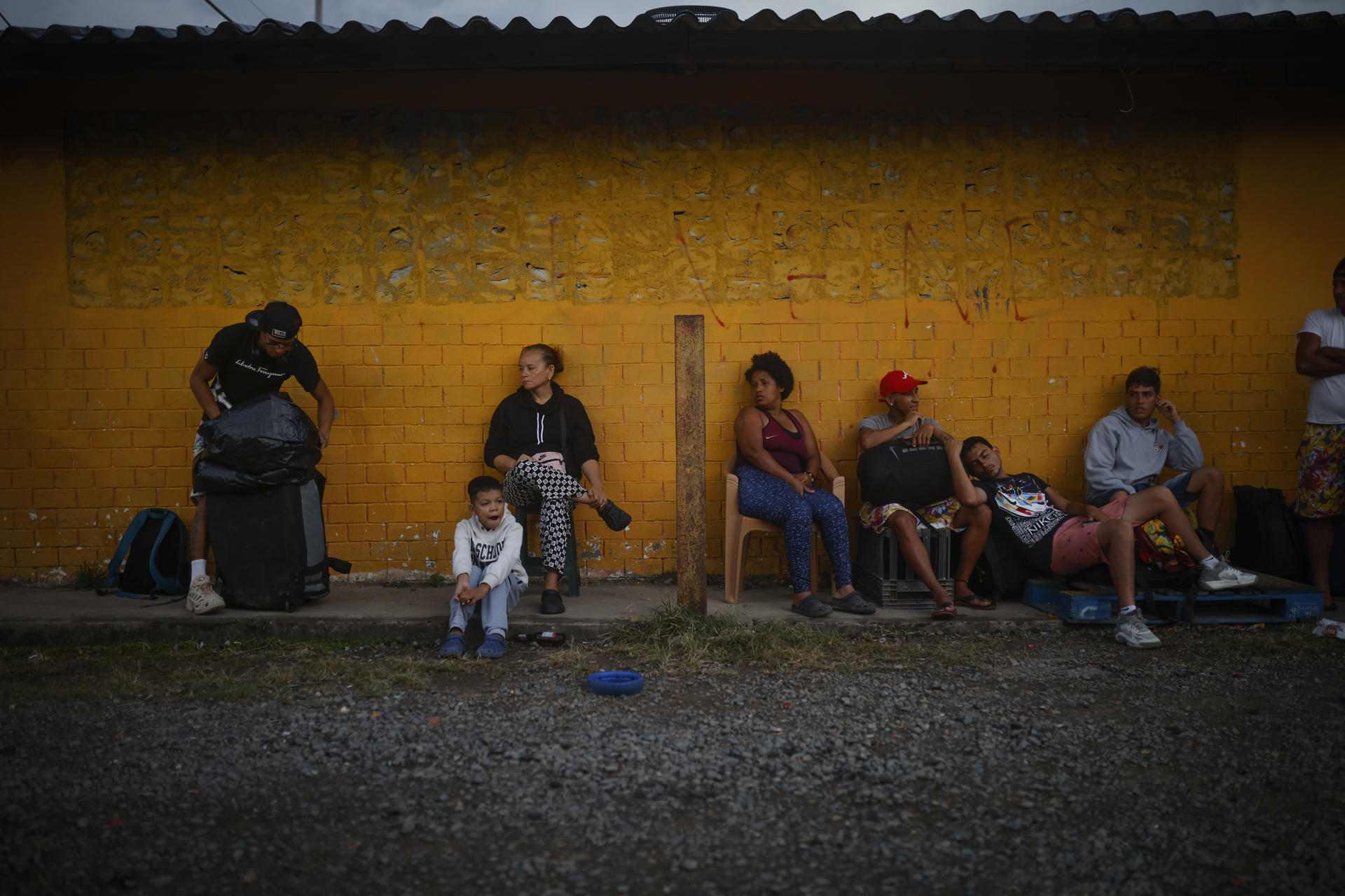 Fotografía de archivo en donde se ven migrantes esperando para abordar un barco que los lleve a la frontera con Colombia desde el puerto de Miramar en Colón (Panamá). EFE/ Bienvenido Velasco