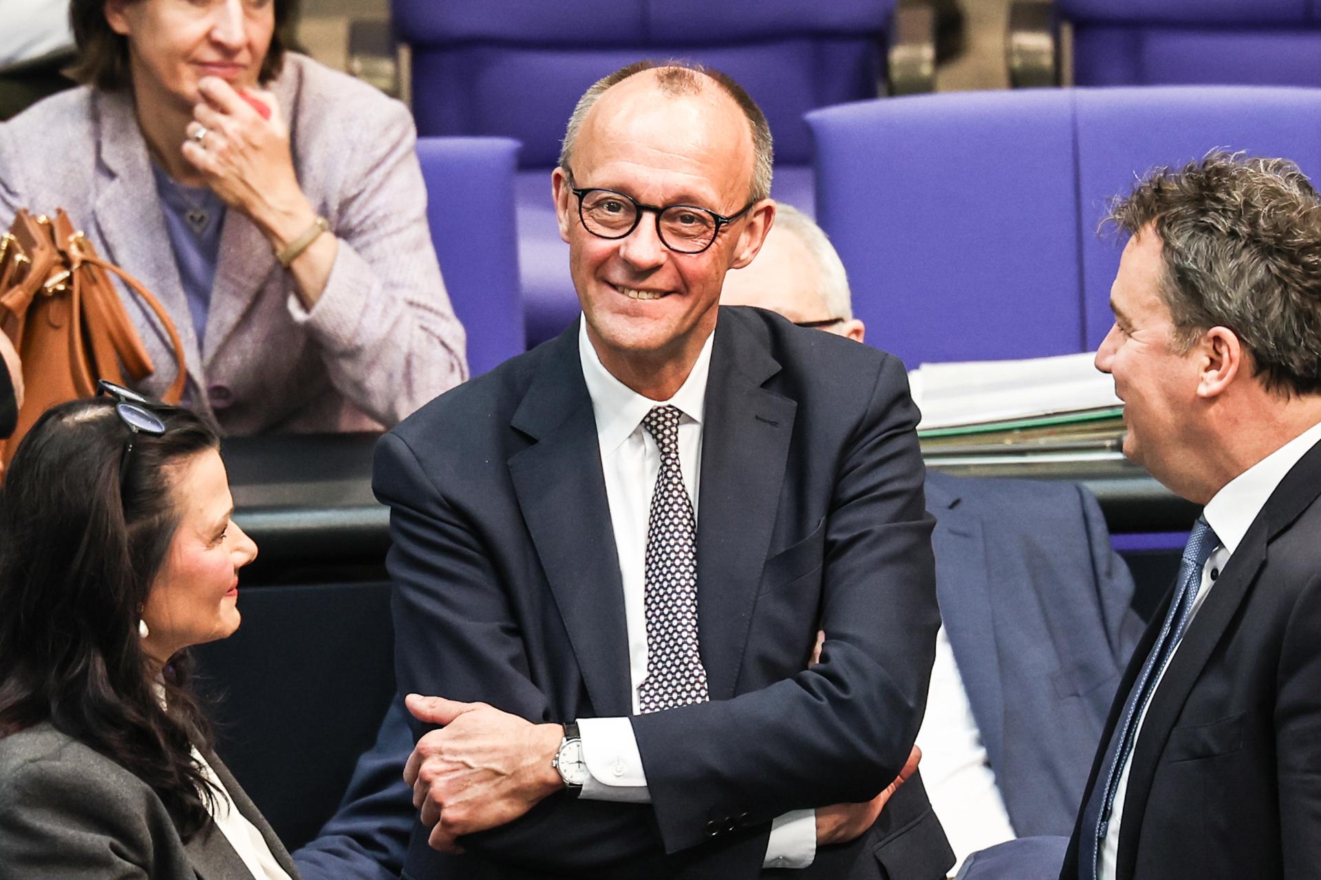 Berlín (Alemania), 18/03/2025.- Friedrich Merz (C), líder del partido y facción Unión Demócrata Cristiana (CDU), tras emitir su voto en el Bundestag, en Berlín, Alemania. EFE/EPA/FILIP SINGER