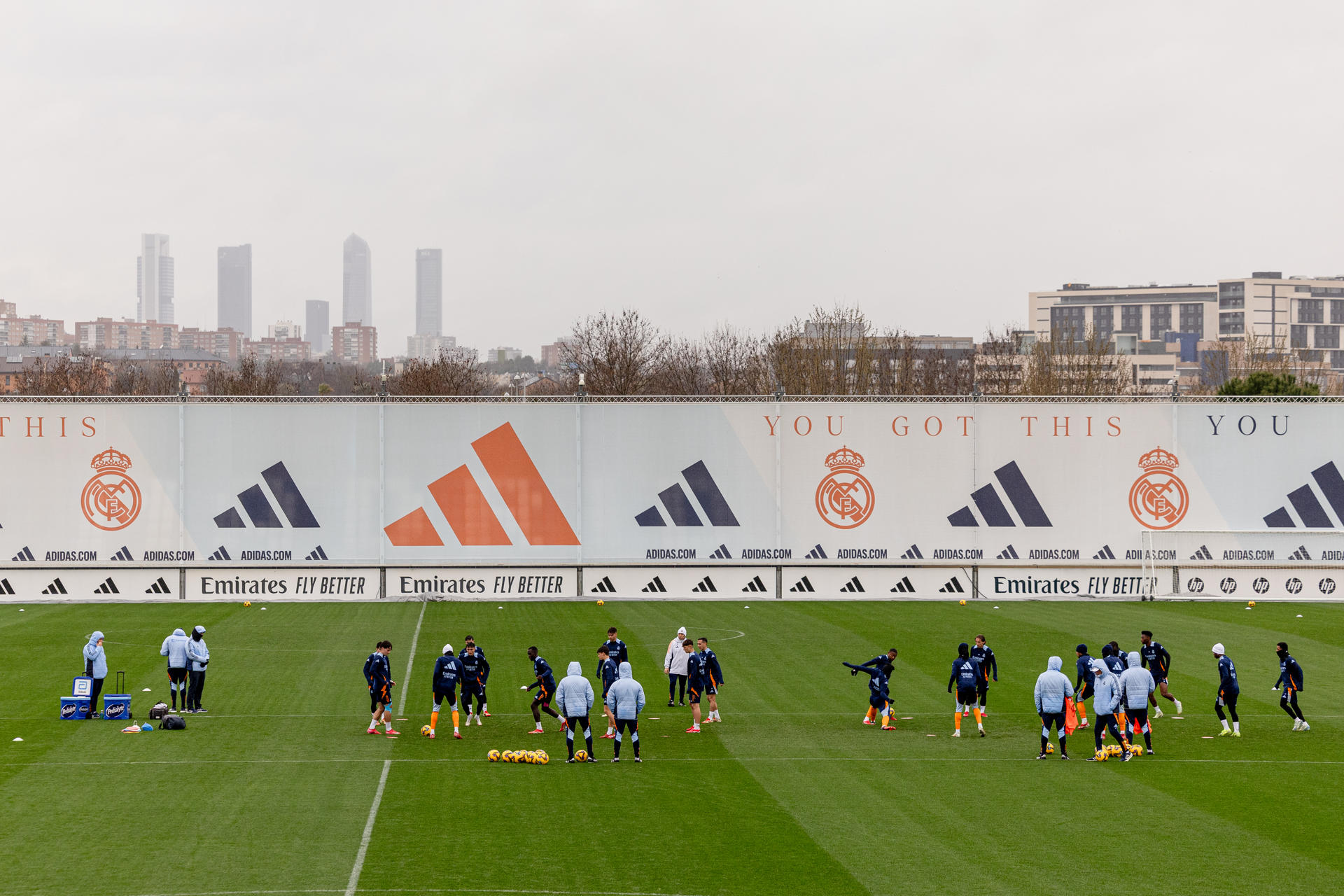 Jugadores del Real Madrid, durante el entrenamiento en la Ciudad Deportiva de Valdebebas. EFE/Daniel González