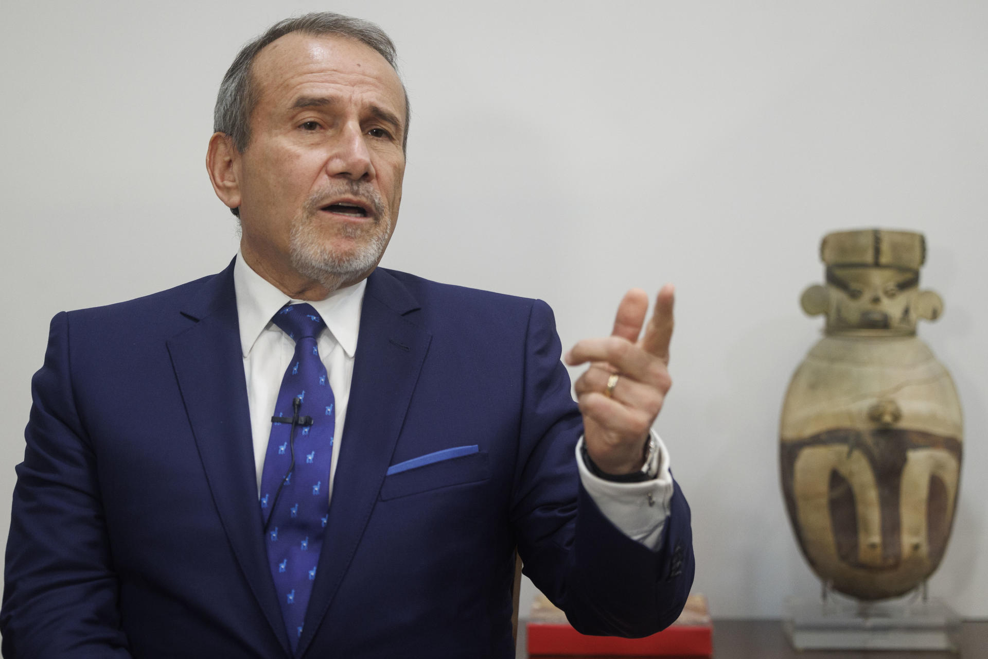 El canciller peruano, Elmer Schialer, en una fotografía de archivo durante una entrevista con EFE. EFE/ Sergio Pérez