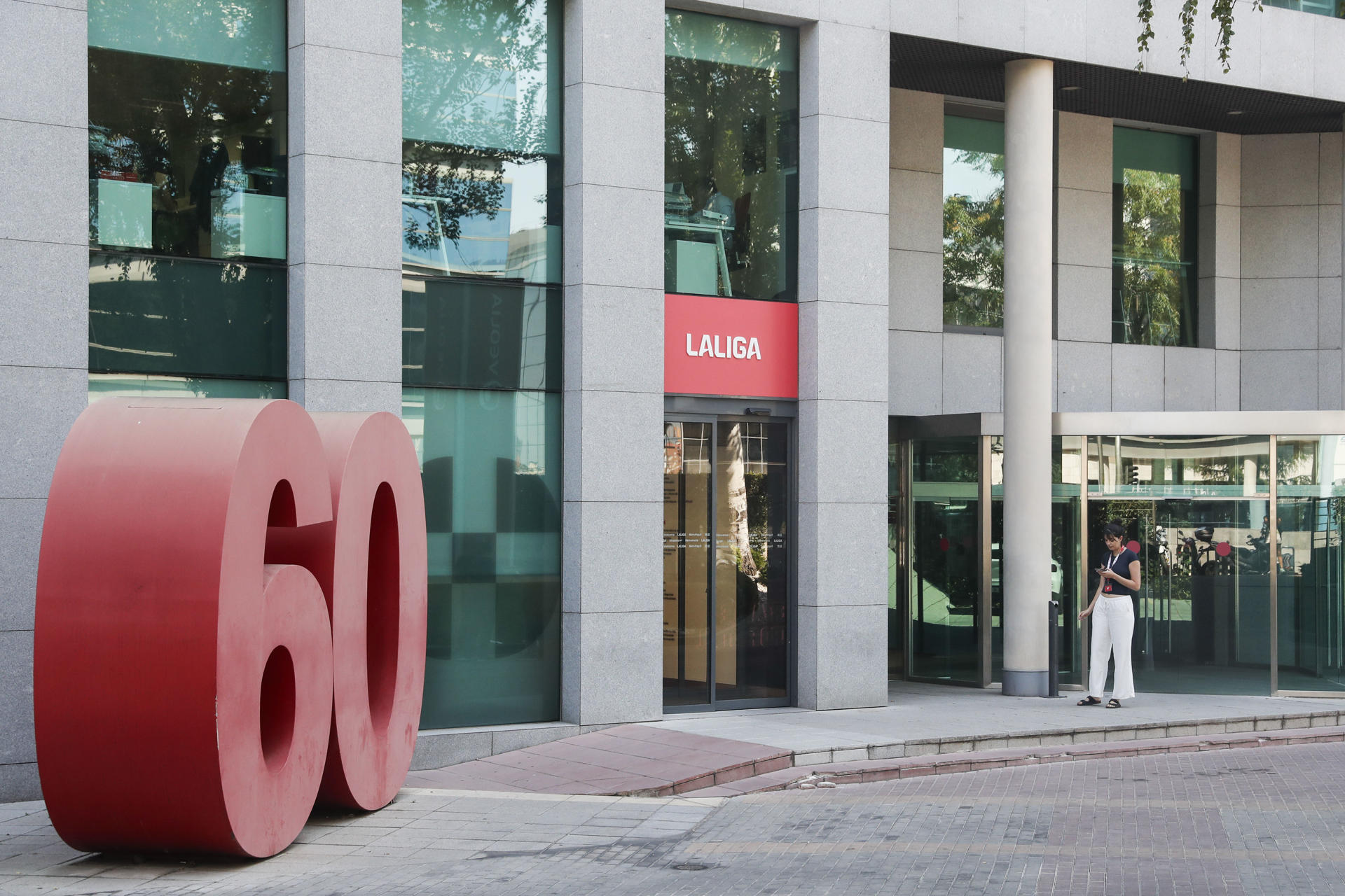 Entrada al edificio, sede de LaLiga (Liga Nacional de Fútbol Profesional) en la calle Torrelaguna nº 60 en Ciudad Lineal en Madrid en foto de archivo de Sofía Carabias
