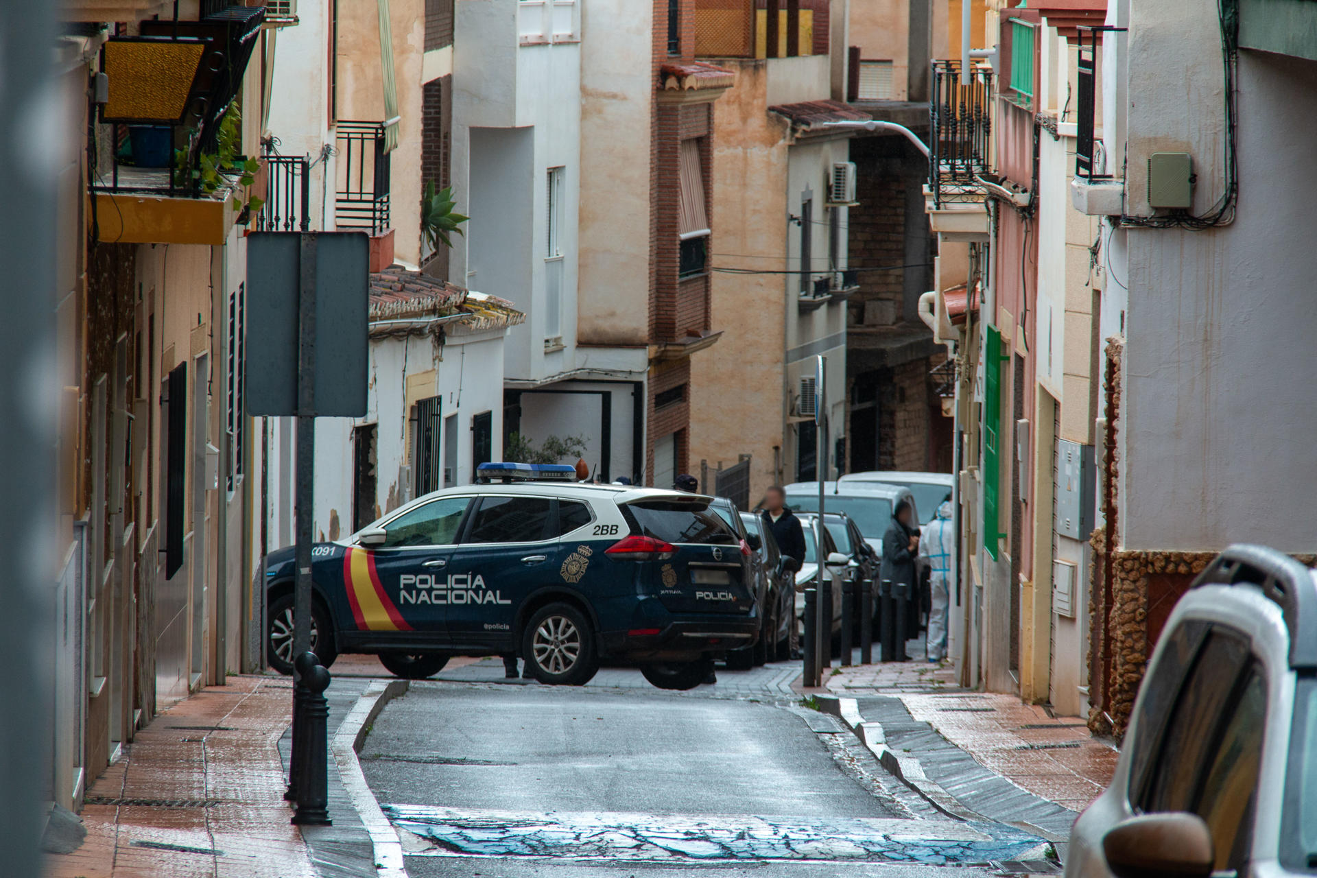 La Policía Nacional ha detenido en Motril (Granada) a una persona en el marco de la investigación abierta tras el hallazgo de un hombre fallecido por arma de fuego en las inmediaciones del servicio de urgencias del hospital de esta localidad, donde fue abandonado de madrugada por dos encapuchados. EFE/ Alba Feixas