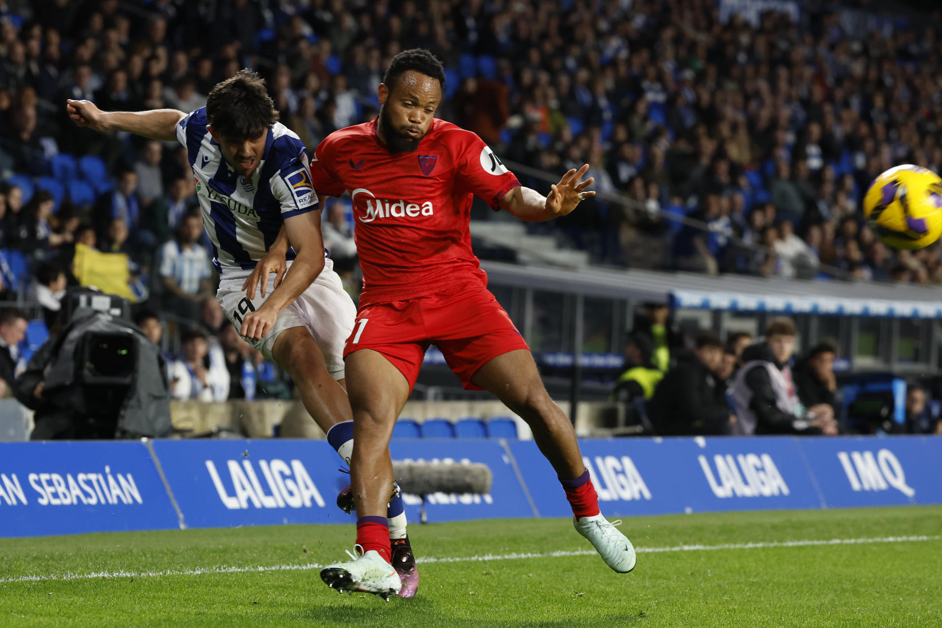 El defensa de la Real Sociedad Jon Aramburu y el centrocampista nigeriano del Sevilla Chidera Ejuke, durante el partido de la jornada 27 de LaLiga entre Real Sociedad y Sevilla FC, en el Reale Arena, en San Sebastián.-EFE/ Javier Etxezarreta