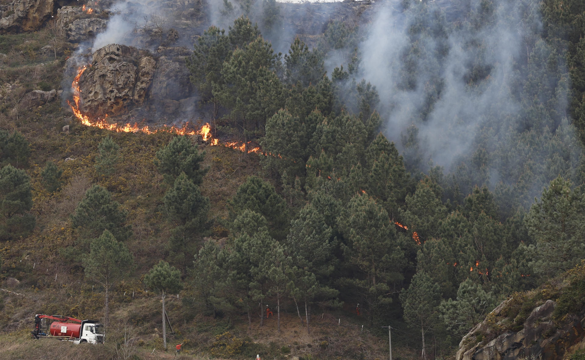 Un incendio se ha declarado este jueves en las faldas del monte Jaizkibel, en la zona de Pasajes San Juan (Gipuzkoa), donde los bomberos trabajan para sofocar las llamas. El aviso se ha recibido pasadas las 12.30 horas y se han desplazado al lugar efectivos de los parques de Bidasoa y Tolosa, así como personal del servicio de Montes de la Diputación de Gipuzkoa. EFE/ Juan Herrero