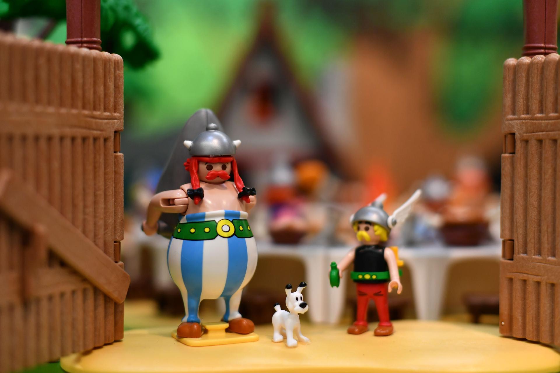 Imagen de archivo de muñecos de Playmobil de Axtérix y Obélix. EFE/EPA/ANNA SZILAGYI