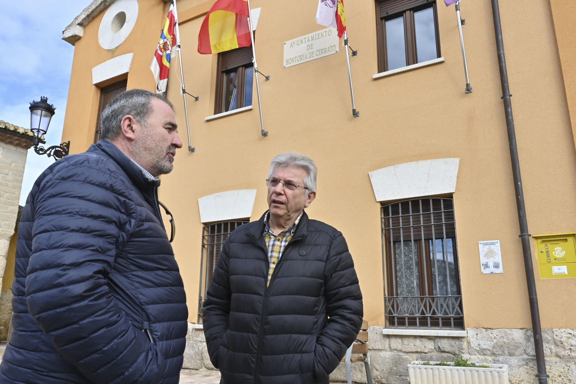 Familiares de Antonio García Hevia, asesinado en el campo de concentración nazi de Mauthausen-Gusen en 1941, a la salida del pleno municipal de Hontoria de Cerrato (Palencia) donde se ha vuelto a rechazar su propuesta para colocar un adoquín conmemorativo en una calle del pueblo. "Estamos condenados a repetir la historia con gente como el alcalde y su equipo de gobierno", ha dicho Mercedes Gutiérrez, sobrina de Hevia. EFE/ Almudena Alvarez.
