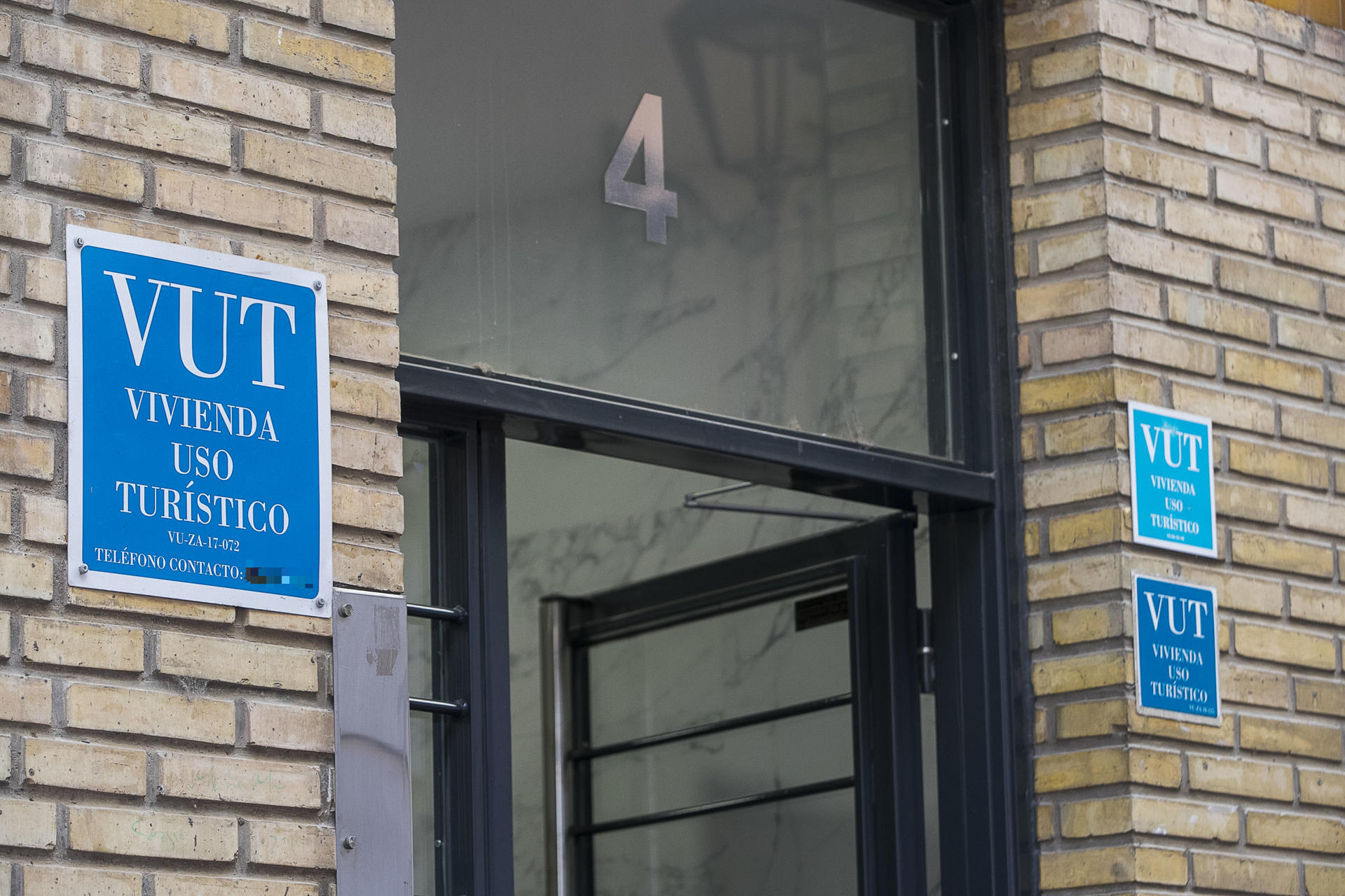 Portal de un piso turístico en Zaragoza. EFE/ Javier Cebollada
