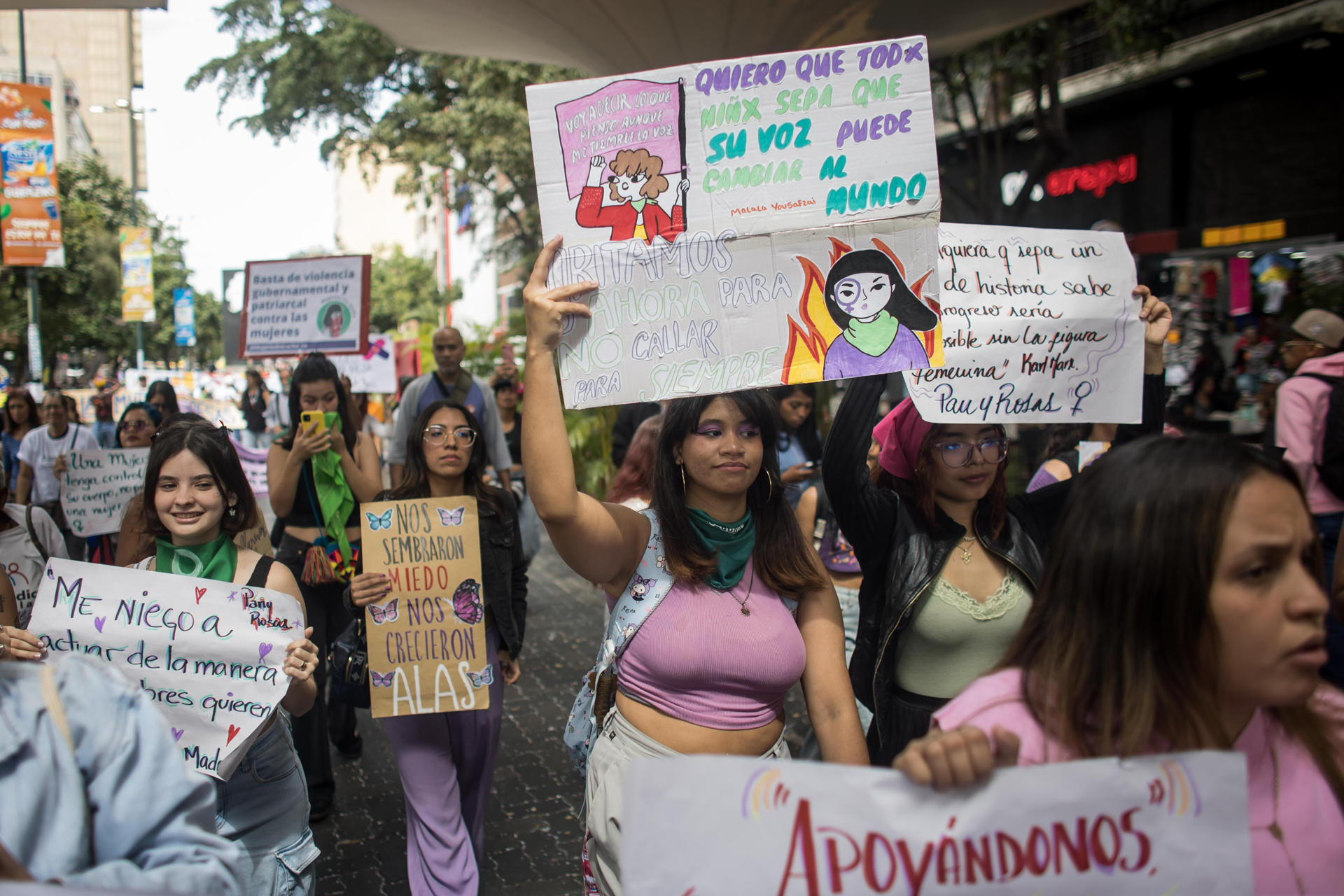 Mujeres participan en una marcha en el marco del Día del Internacional de la Mujer este 8 de marzo de 2025, Caracas (Venezuela). EFE/ Miguel Gutiérrez