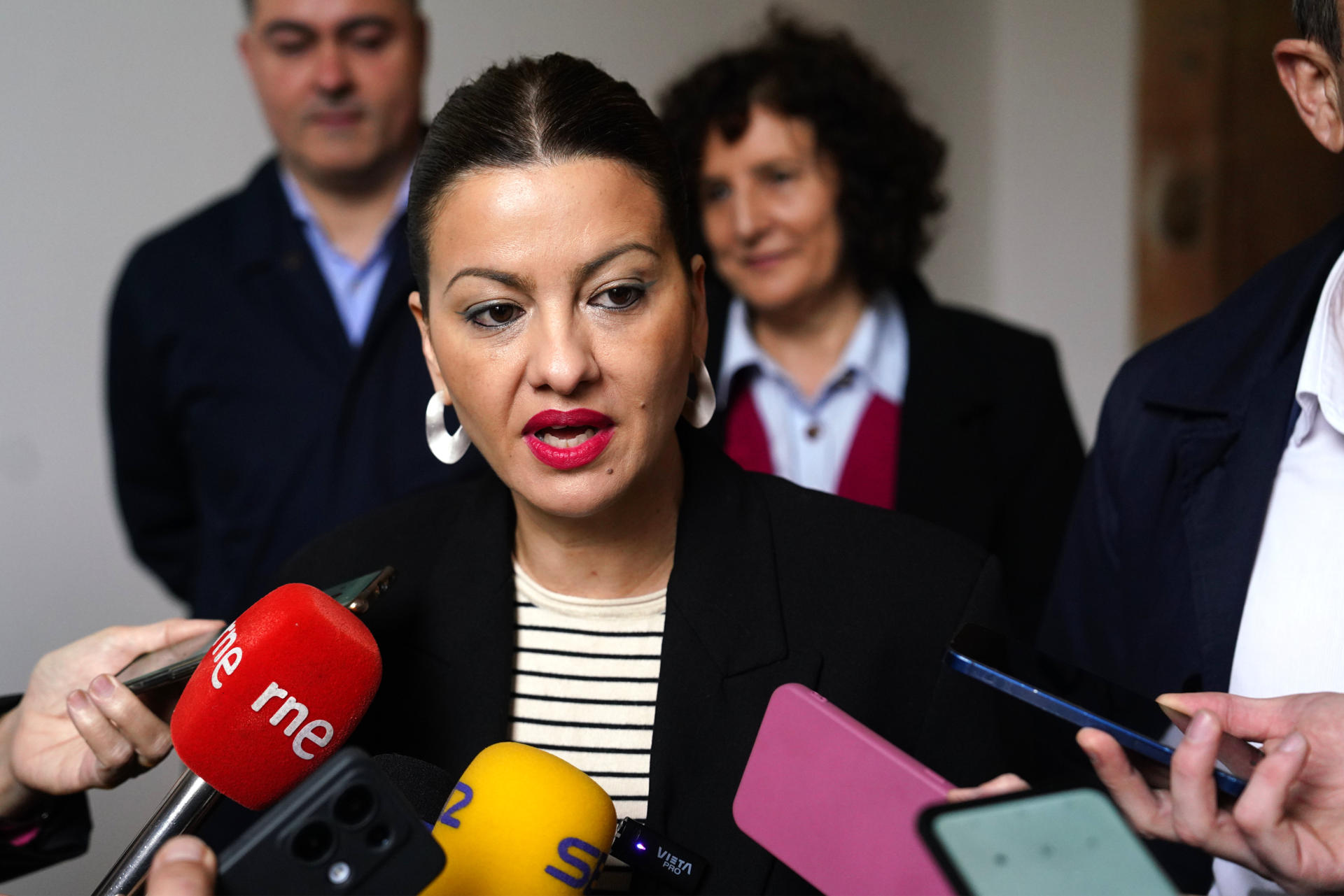 La ministra de Juventud e Infancia, Sira Rego, atiende a los medios antes de intervenir en la gala 'Culturaquí', donde serán premiados jóvenes talentos de Asturias, este sábado en Oviedo. EFE/ Paco Paredes