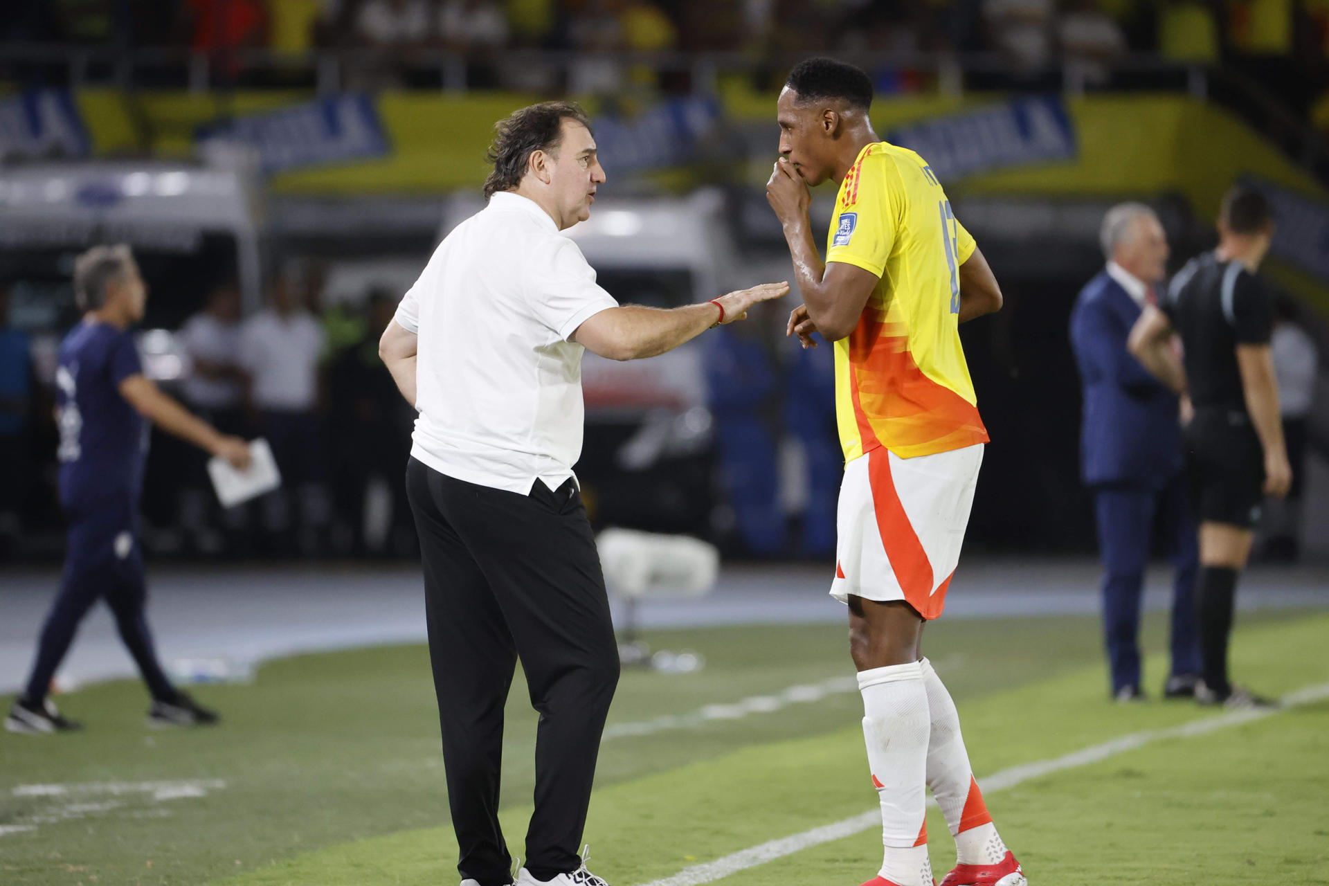 El entrenador de Colombia Néstor Lorenzo (i) habla con Yerry Mina en un partido de las eliminatorias sudamericanas para el Mundial de 2026. EFE/Mauricio Dueñas Castañeda