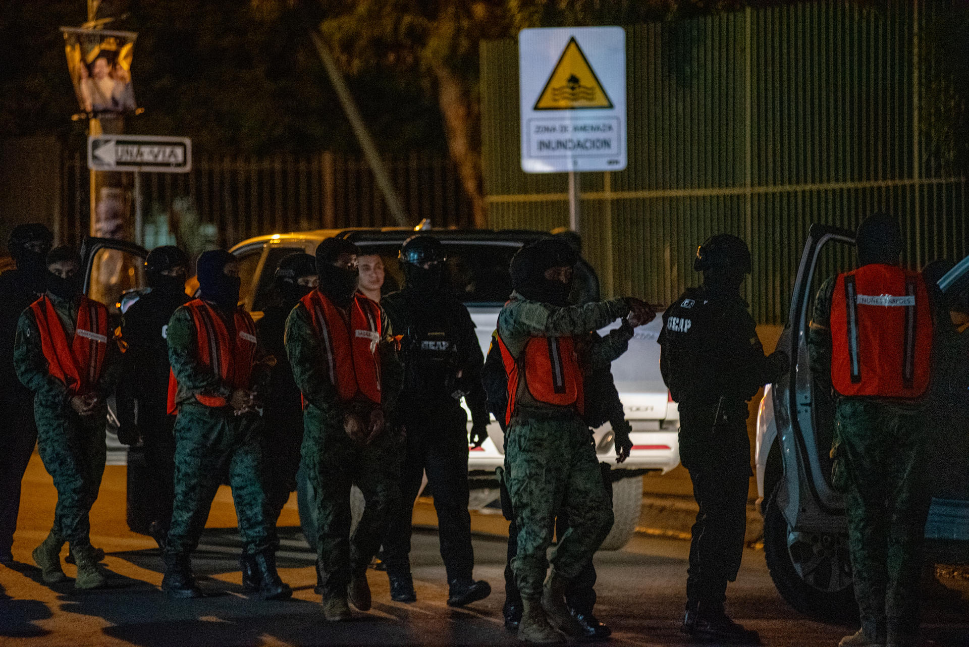 Militares implicados en el asesinato y desaparición de cuatro menores caminan por una zona durante la reconstrucción del caso Las Malvinas, este domingo, en Guayaquil (Ecuador). EFE/ Mauricio Torres (MÁXIMA CALIDAD DISPONIBLE)