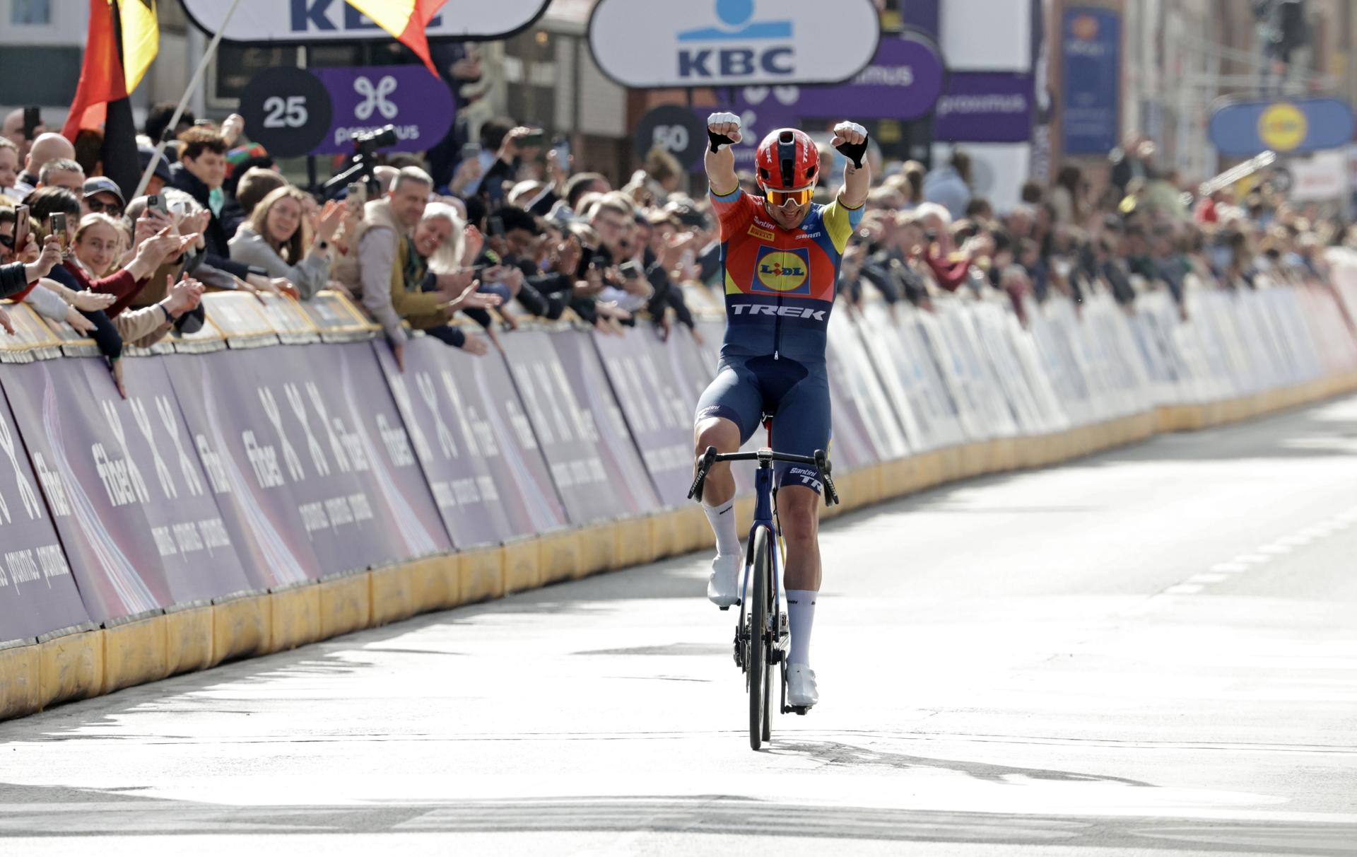 El ciclista Mads Pedersen (Lidl Trek) en la Gante-Wevelgem, clásica belga del World Tour disputada con un recorrido de 250.3 km. EFE/EPA/OLIVIER MATTHYS