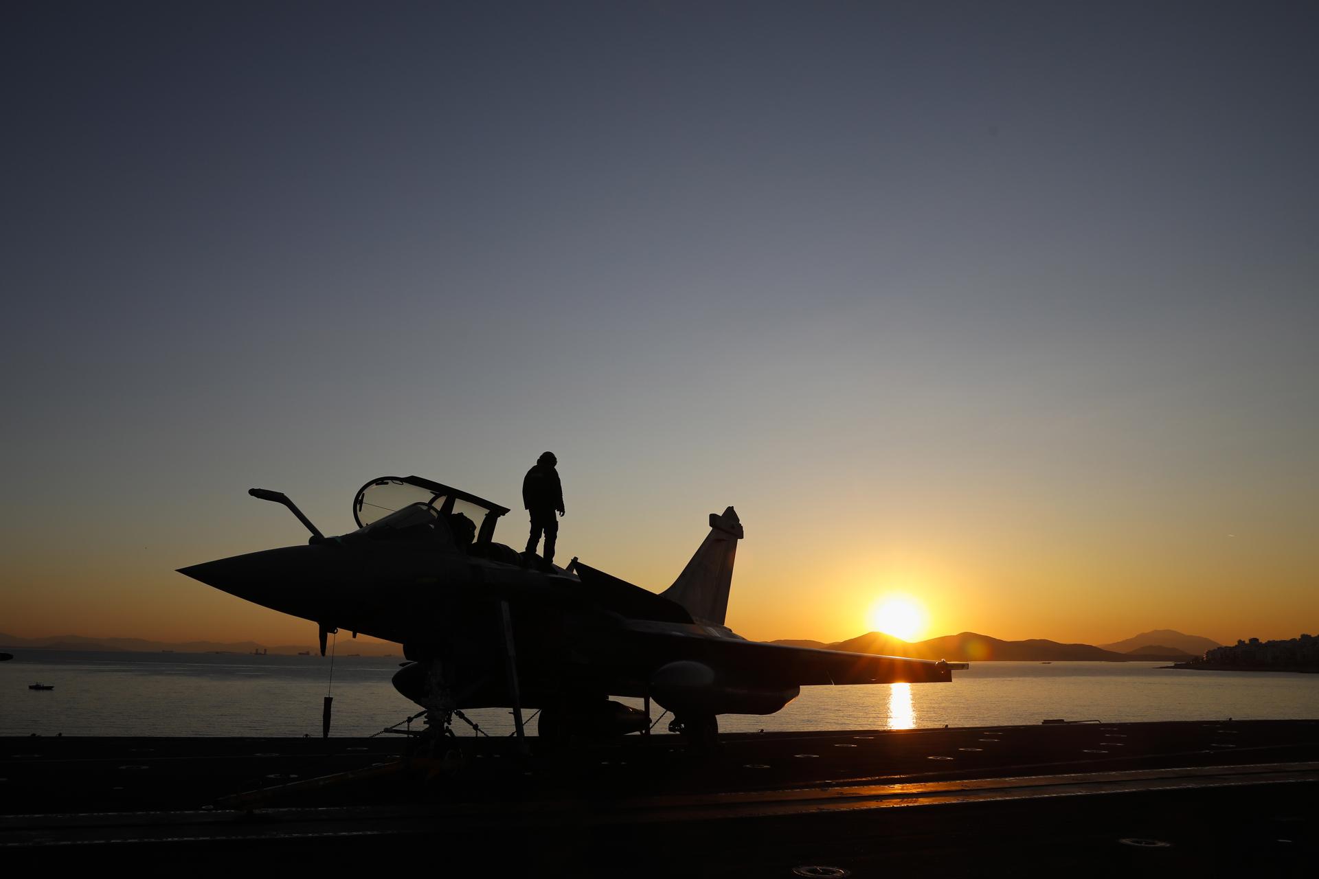 Foto archivo. La silueta de un miembro de la Armada francesa de pie sobre un avión de combate Rafale. EFE/EPA/COSTAS BALTAS / POOL