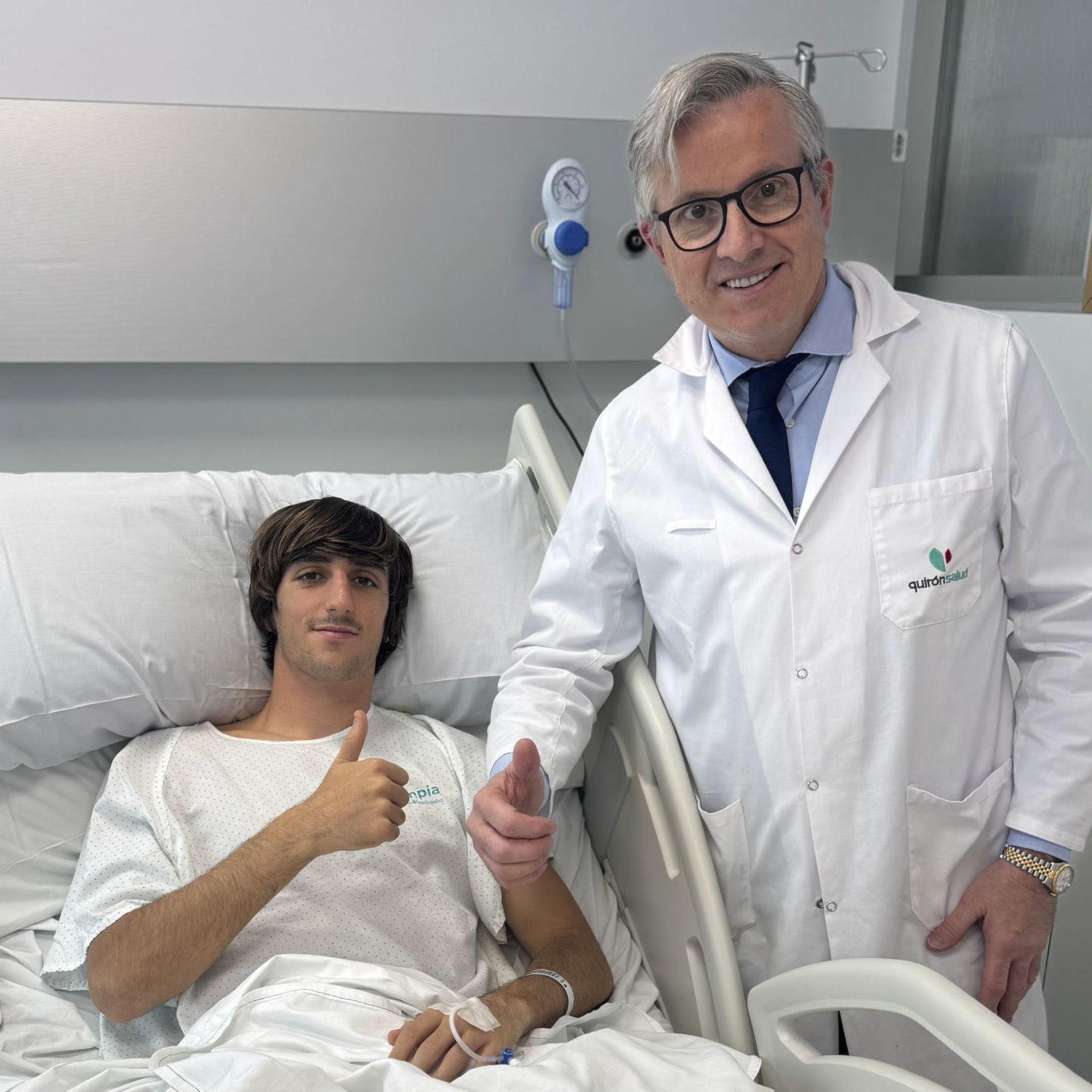 Fotografía facilitada por el centro médico quirúrgico Olympia que muestra al jugador del Girona FC. Bryan Gil (i), quien ha sido operado del ligamento lateral externo de la rodilla derecha por el doctor Manuel Leyes (d) en Madrid. EFE/ Olympia / ***SOLO USO EDITORIAL/SOLO DISPONIBLE PARA ILUSTRAR LA NOTICIA QUE ACOMPAÑA (CRÉDITO OBLIGATORIO)***
