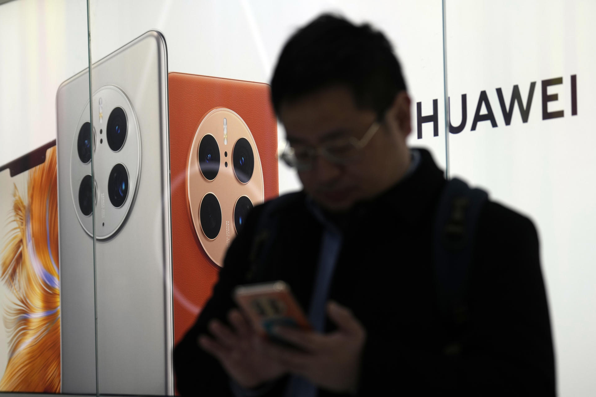 Foto archivo, Un visitante ante el expositor de Huawei en el Mobile World Congress (MWC), EFE/Alejandro García