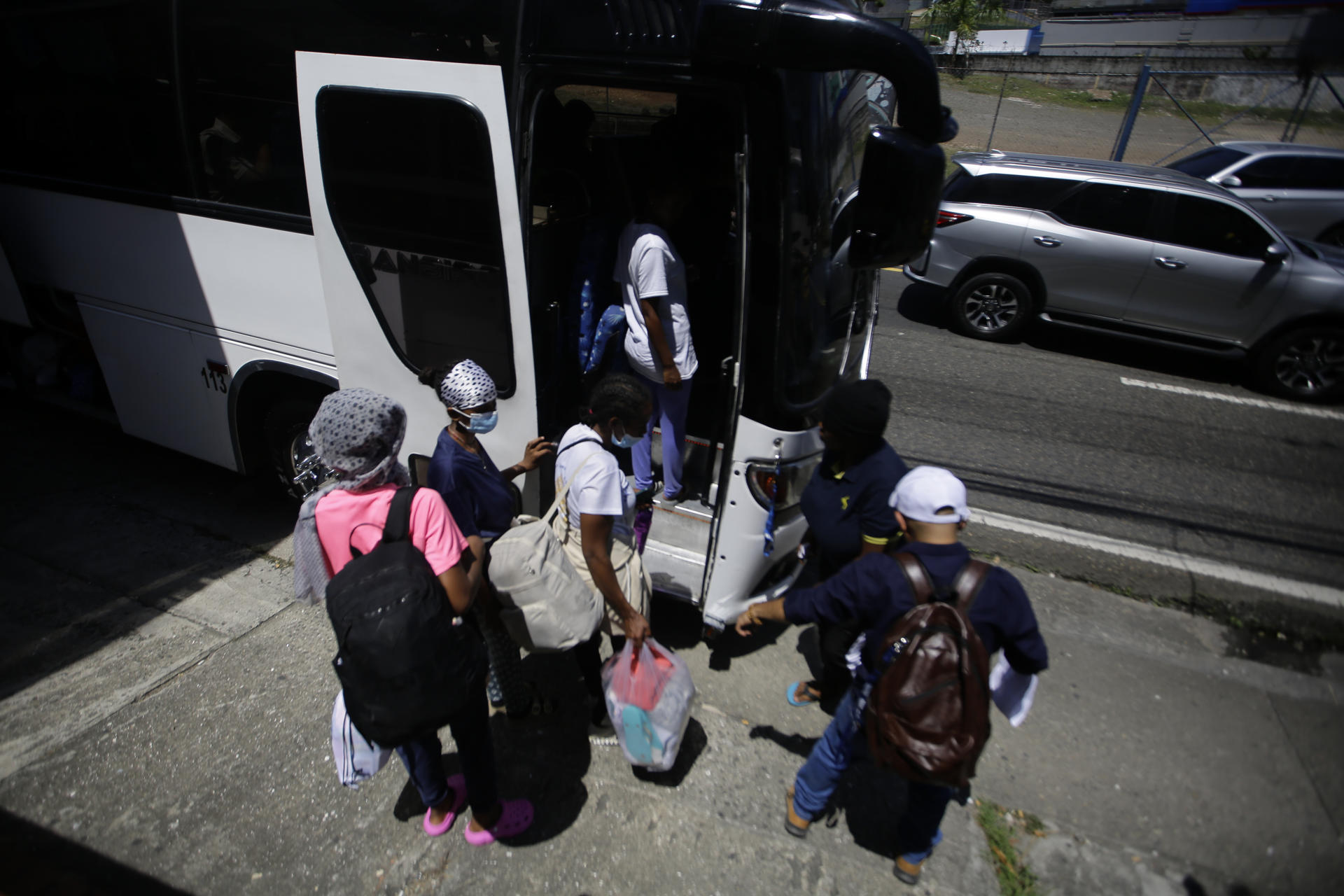 Migrantes se preparan para subir a un bus este martes, en Ciudad de Panamá. EFE/ Carlos Lemos