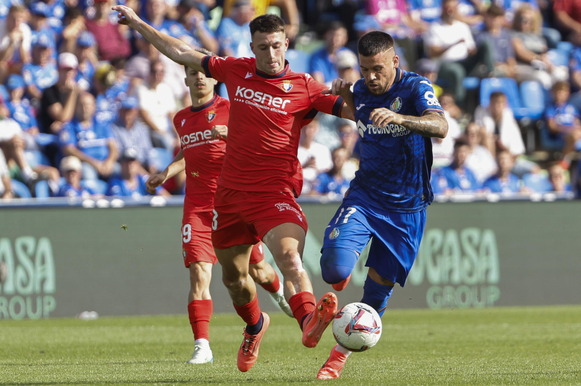 El centrocampista del Getafe Carles Pérez (d) lucha un balón con el defensa del Osasuna Abel Bretones (i) durante el partido entre el Getafe y el Osasuna de la primera vuelta. EFE/Sergio Pérez