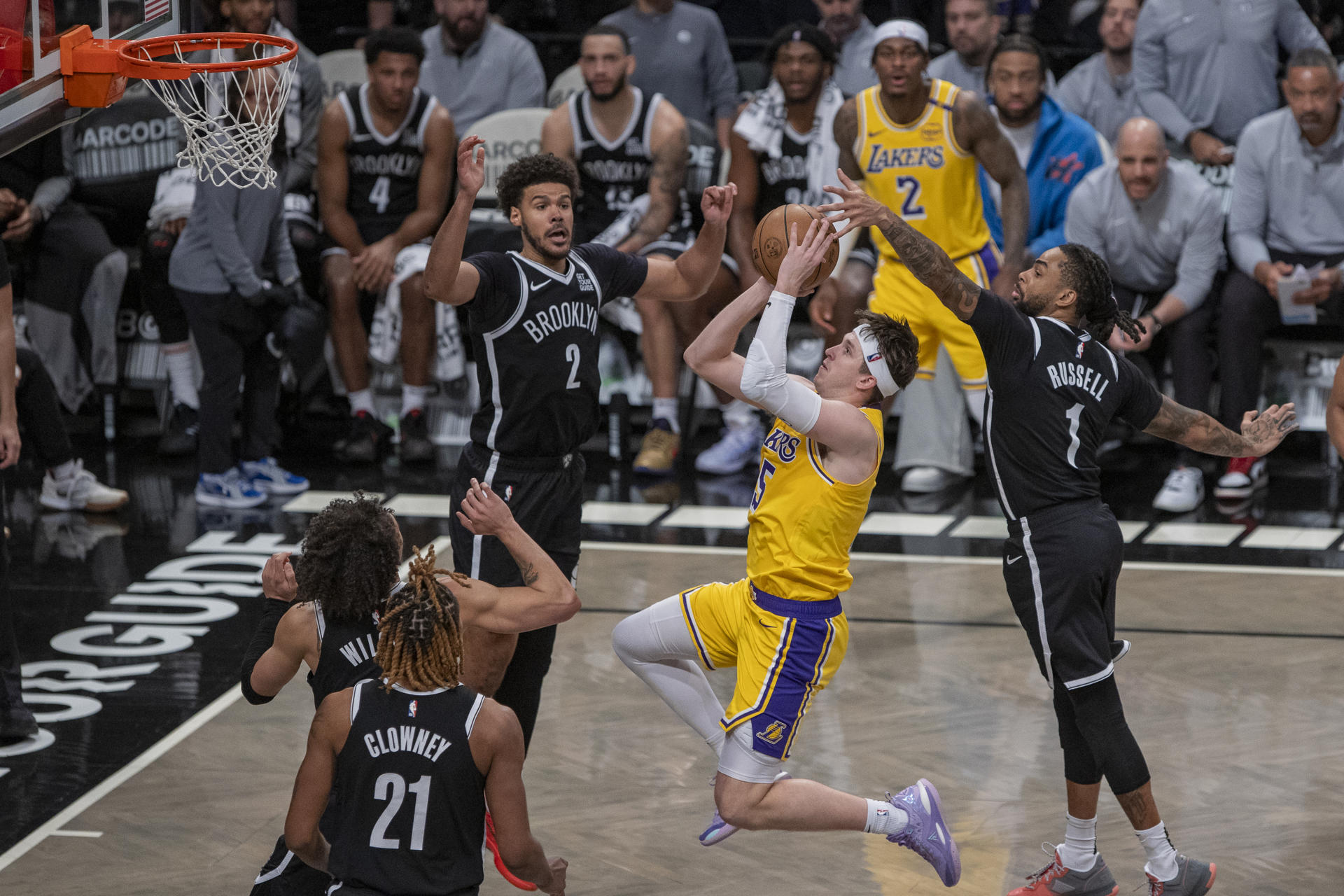 Austin Reaves (c) de Los Angeles Lakers lanza el balón ante los Brooklyn Nets. EFE/Angel Colmenares