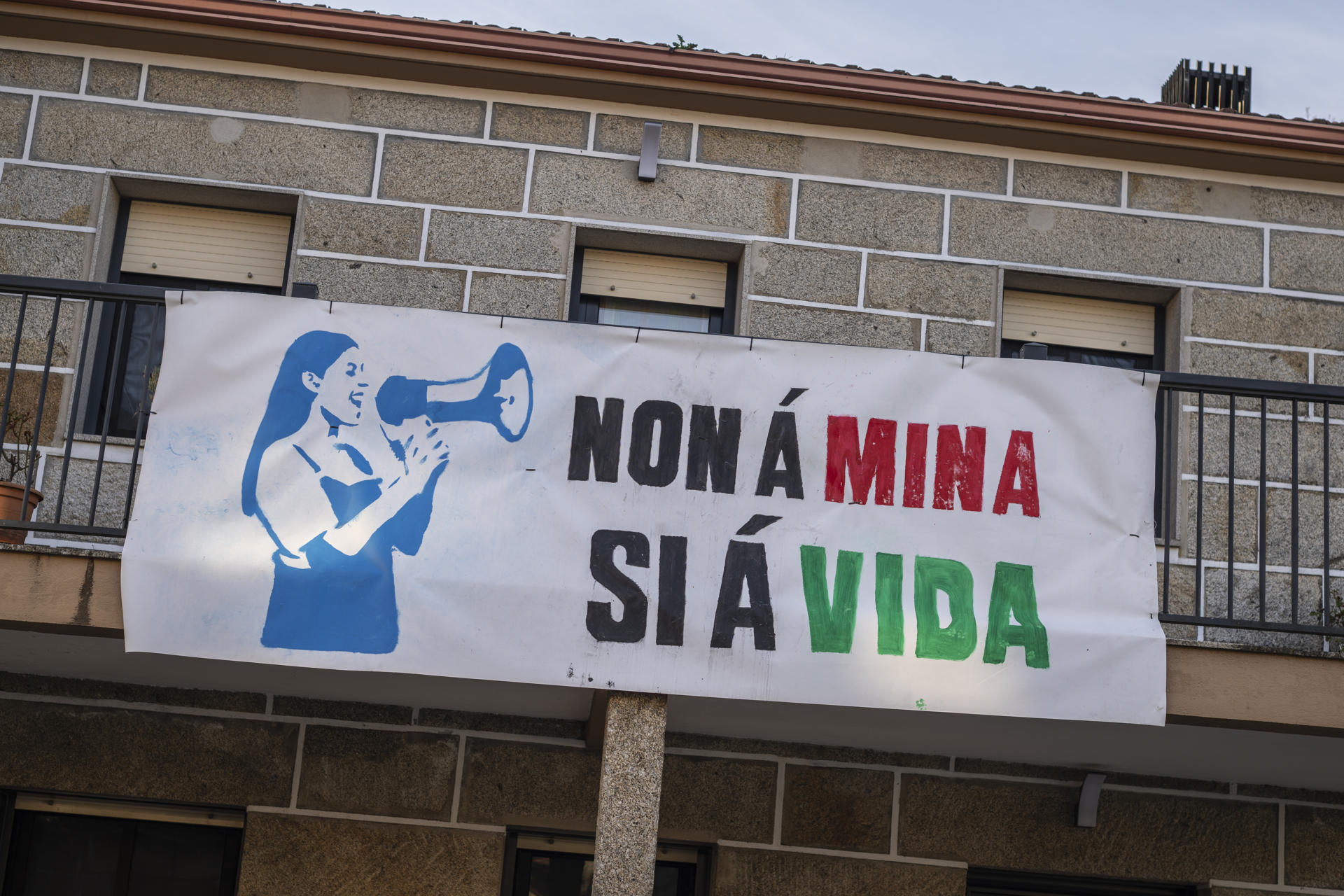 Una pancarta en contra de la instalación de la mina en la localidad de Doade (Beariz). La iniciativa de perforar un terreno en el municipio ourensano de Beariz para extraer litio de la mina de Doade, uno de los proyectos clasificados esta semana como estratégicos por la Comisión Europea (CE), ha suscitado en Galicia reacciones favorables, pero también preocupaciones ambientales y hasta temores vinculados a pretensiones armamentísticas. EFE/ Xavier Barros