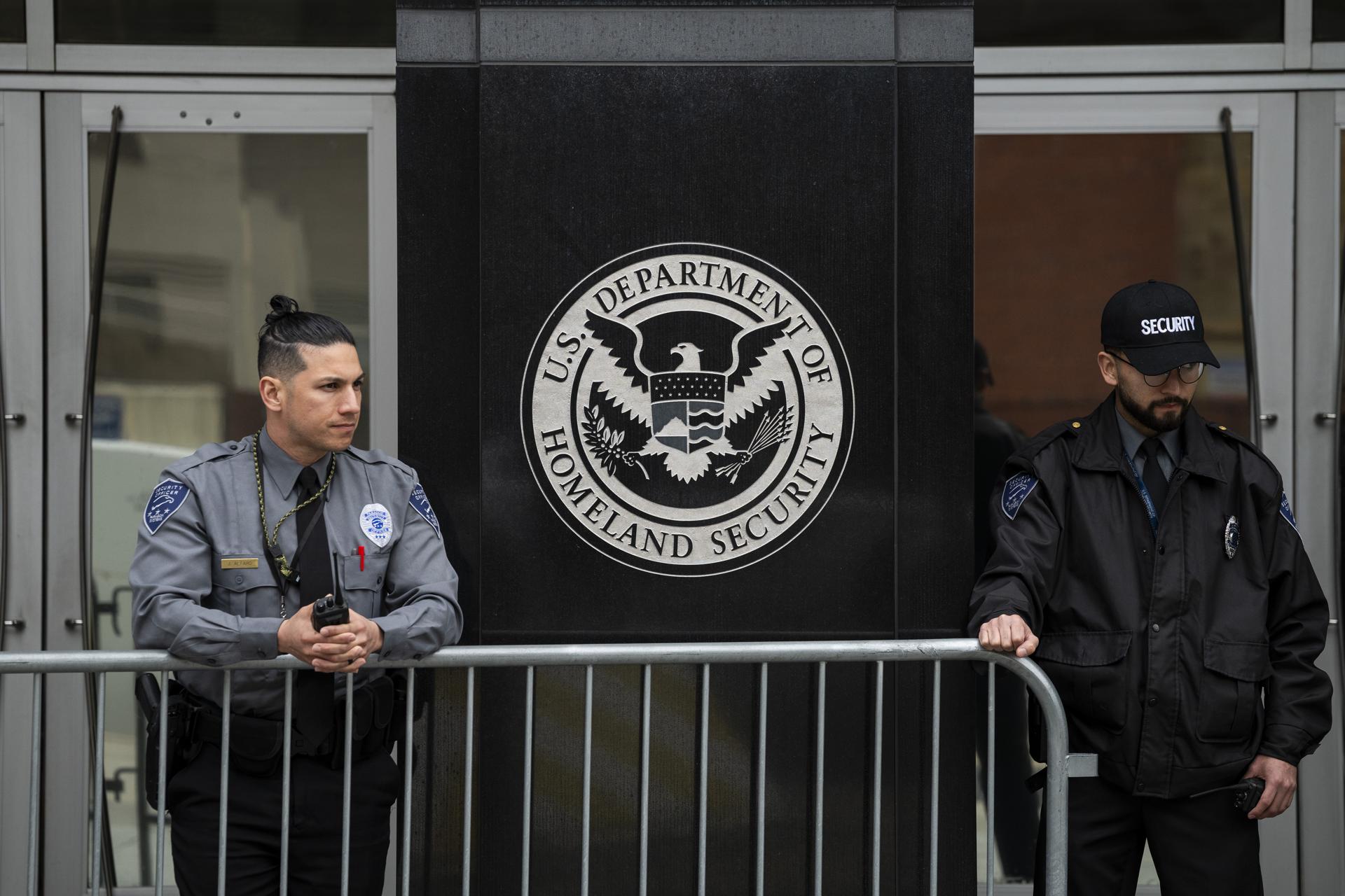 Los oficiales de seguridad están en la entrada de la sede de Inmigración y Control de Aduanas (ICE) durante una protesta que pide la liberación del estudiante palestino arrestado, Mahmoud Khalil, en Washington, DC, EE. UU., 14 de marzo de 2025. EFE/GRAEME SLOAN